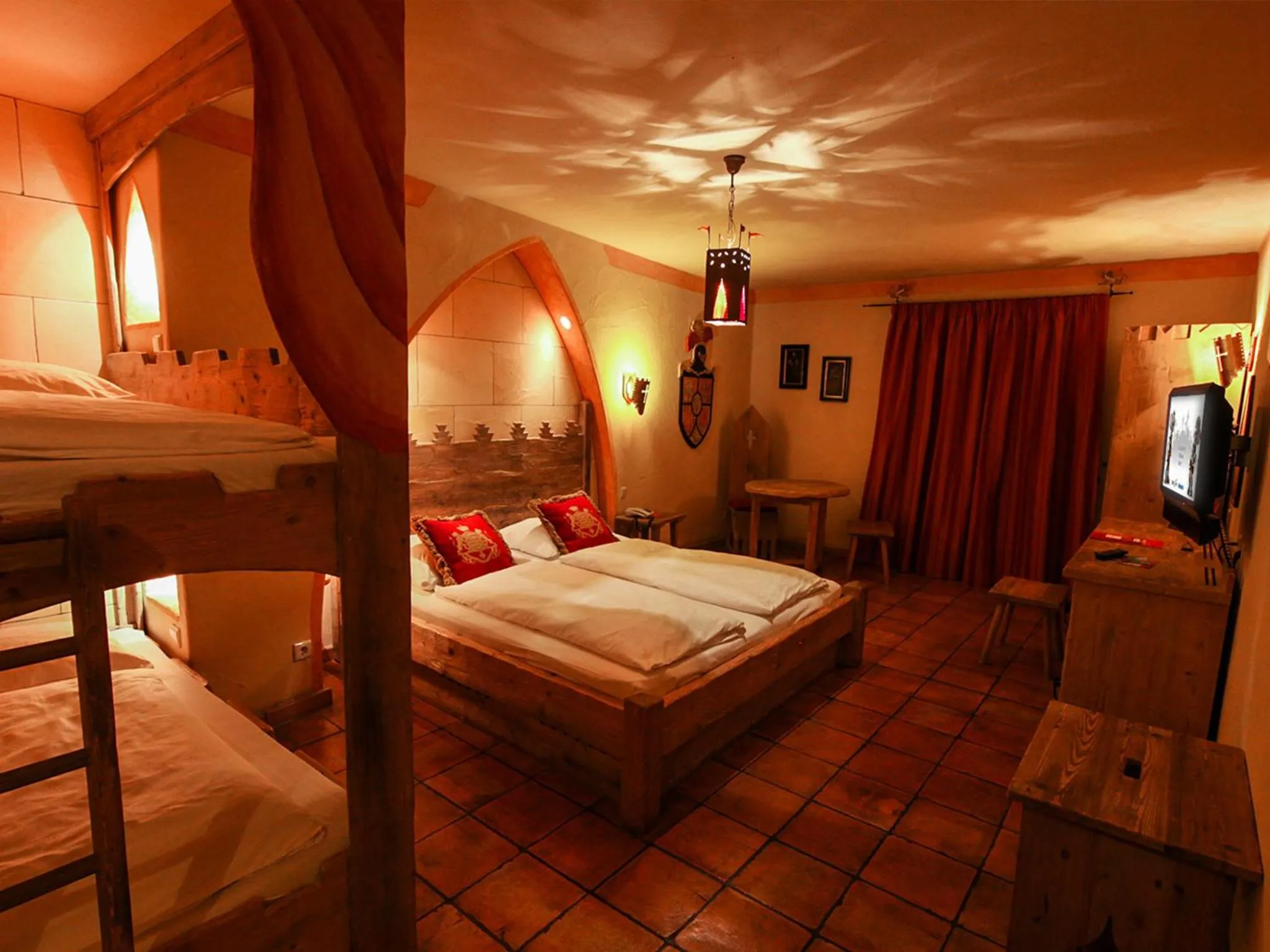 Photo of the whole room, Bed in 4-Sterne Burghotel Castillo Alcazar, Europa-Park Erlebnis-Resort