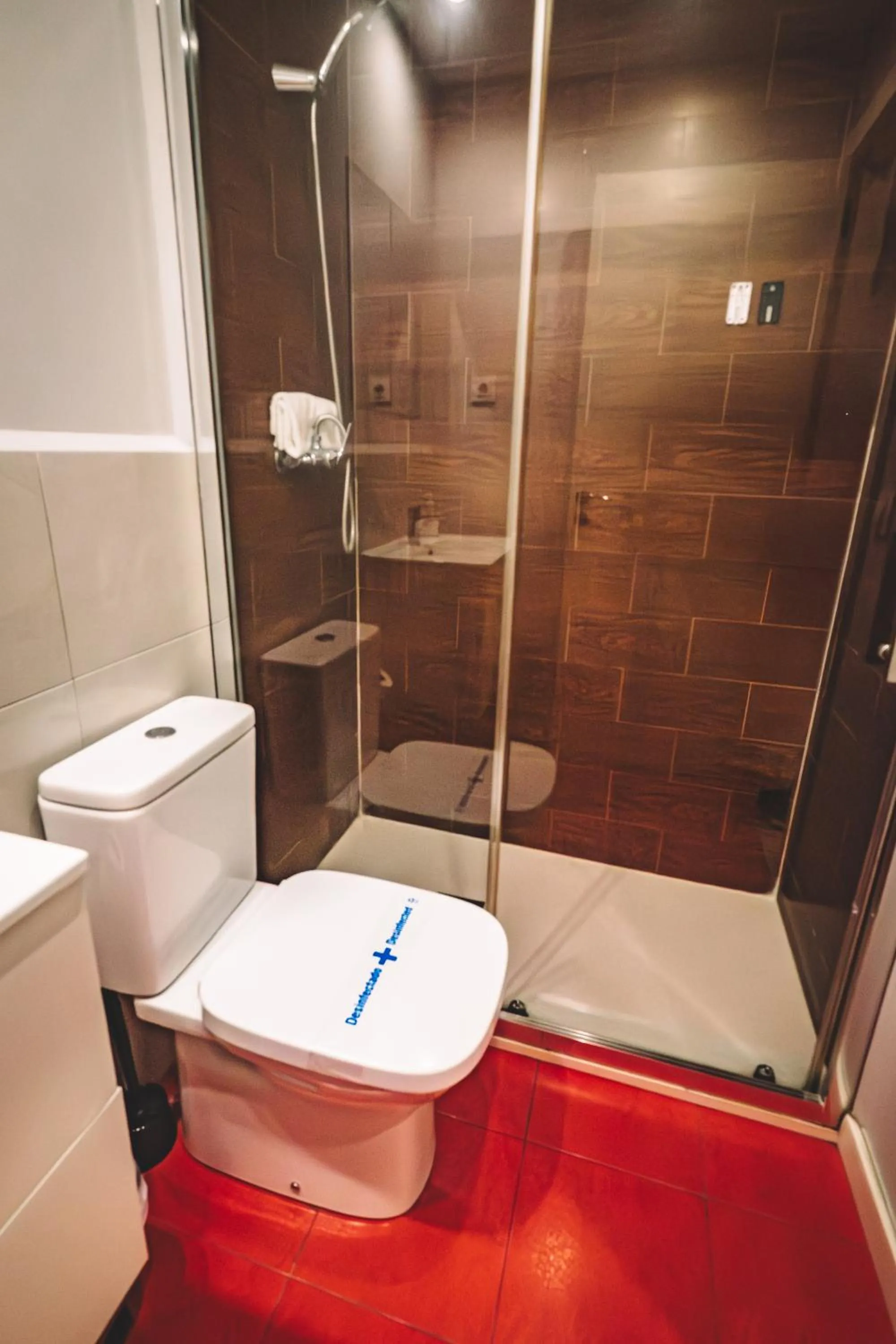 Shower in Fira Rooms Barcelona Hospitalet