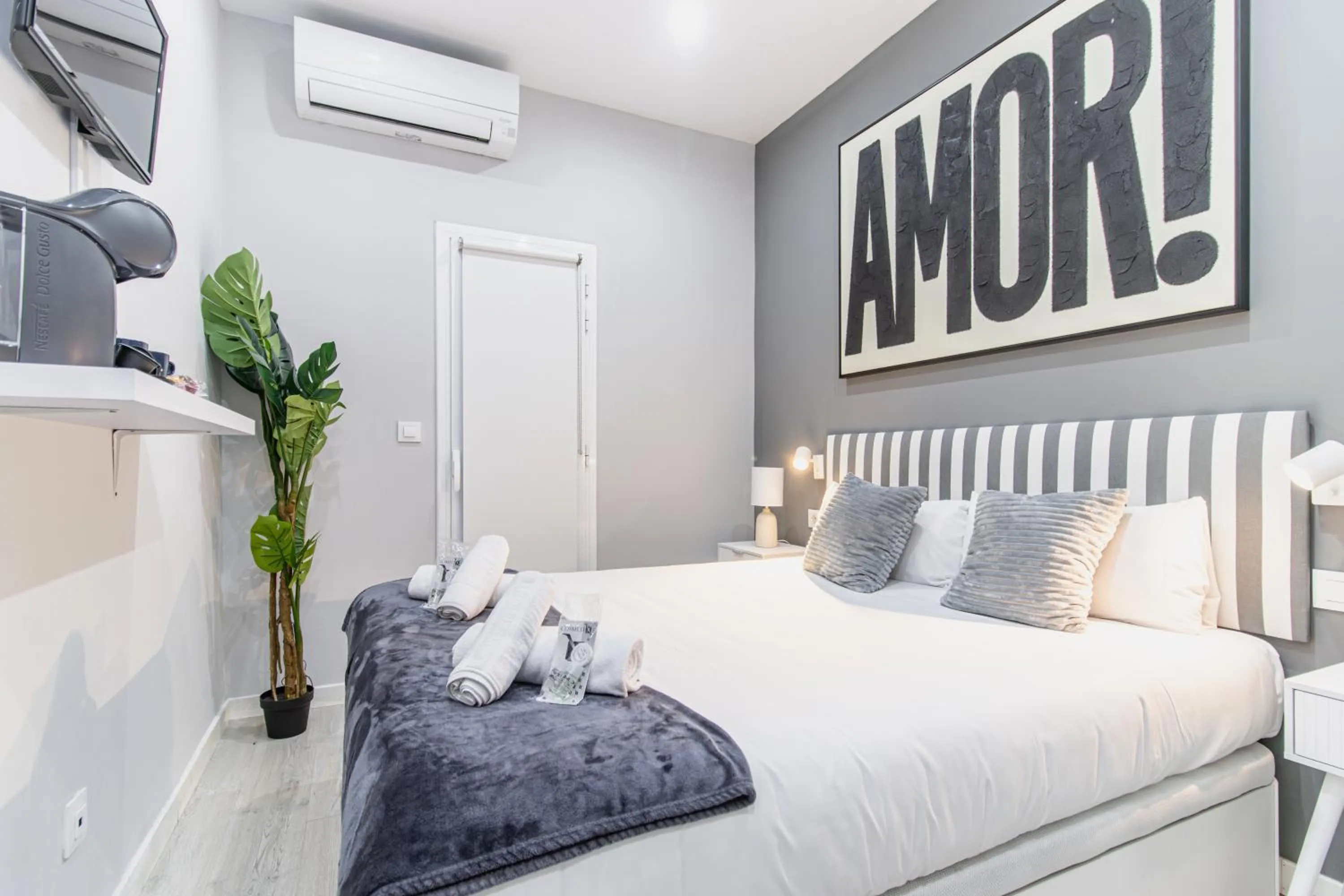 Bed in Fira Rooms Barcelona Hospitalet