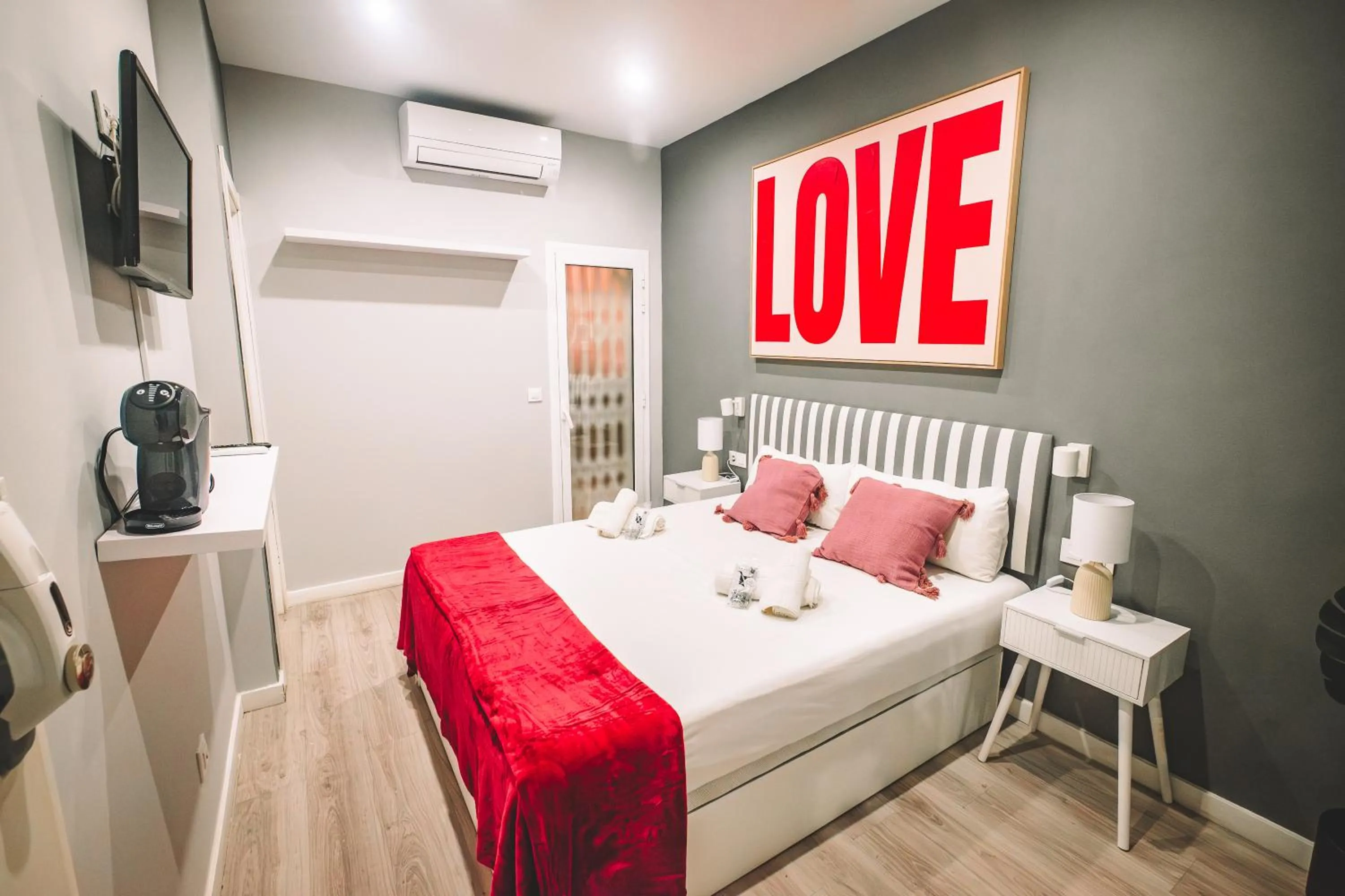 TV and multimedia, Bed in Fira Rooms Barcelona Hospitalet