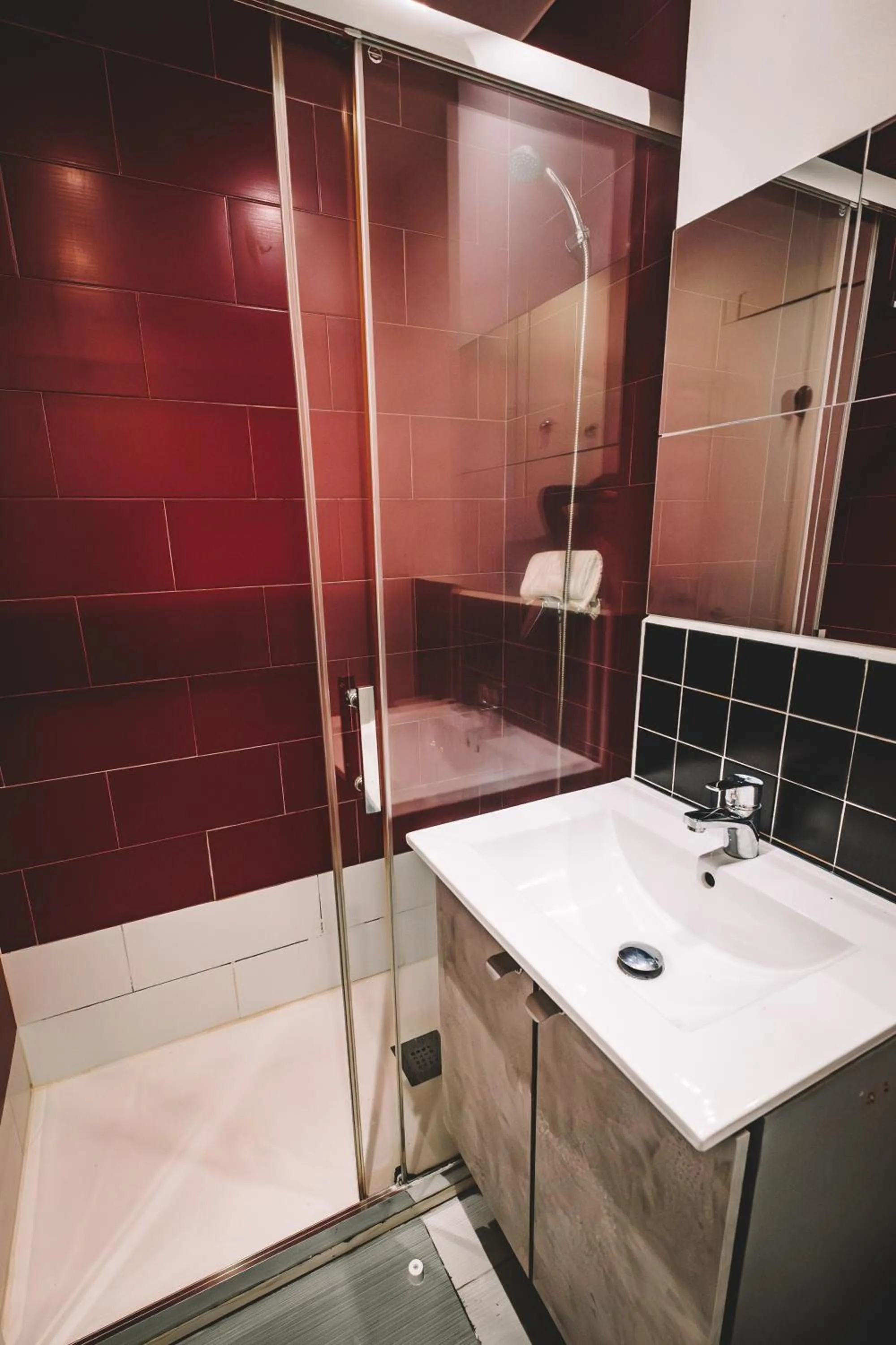 Shower in Fira Rooms Barcelona Hospitalet