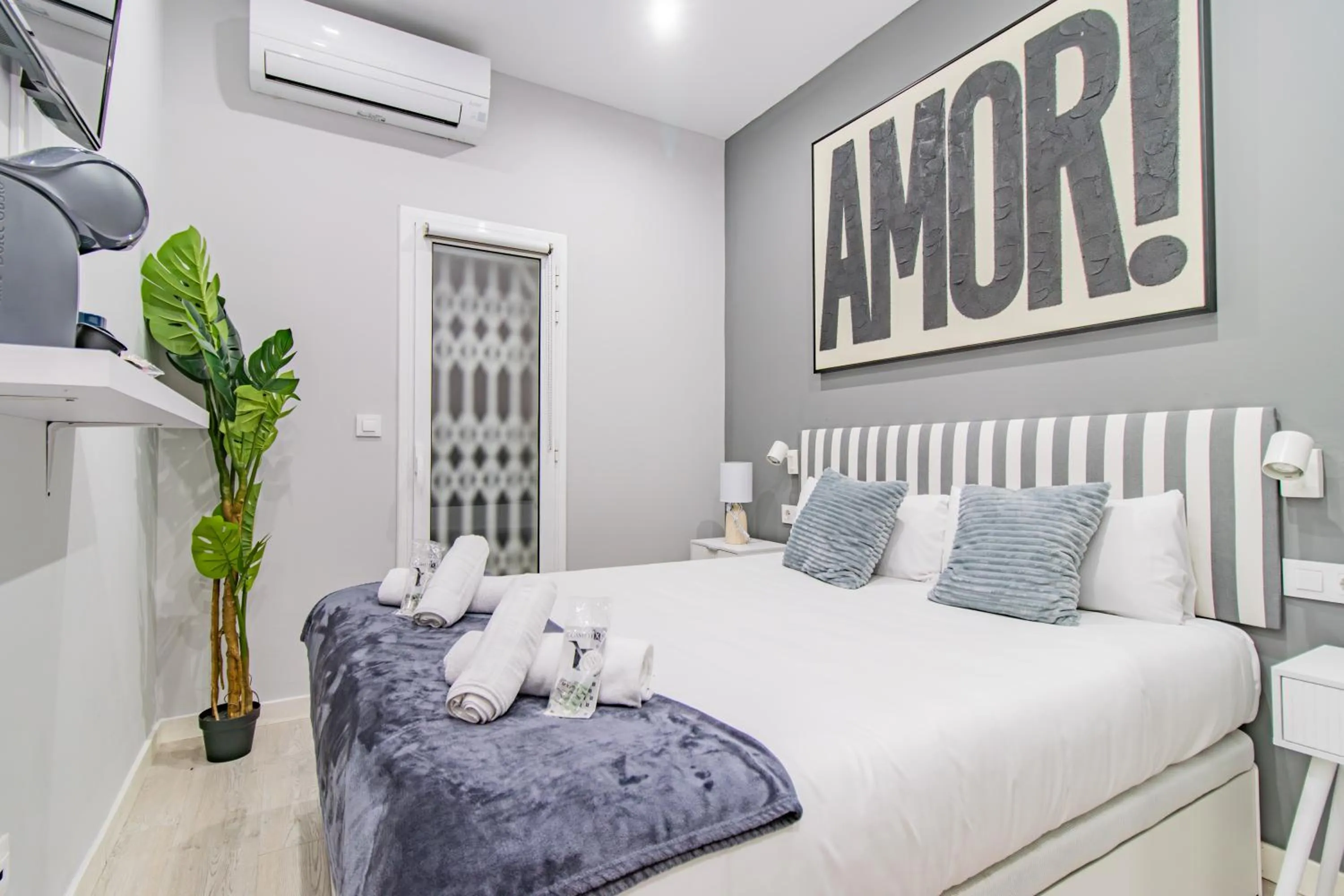 Bed in Fira Rooms Barcelona Hospitalet