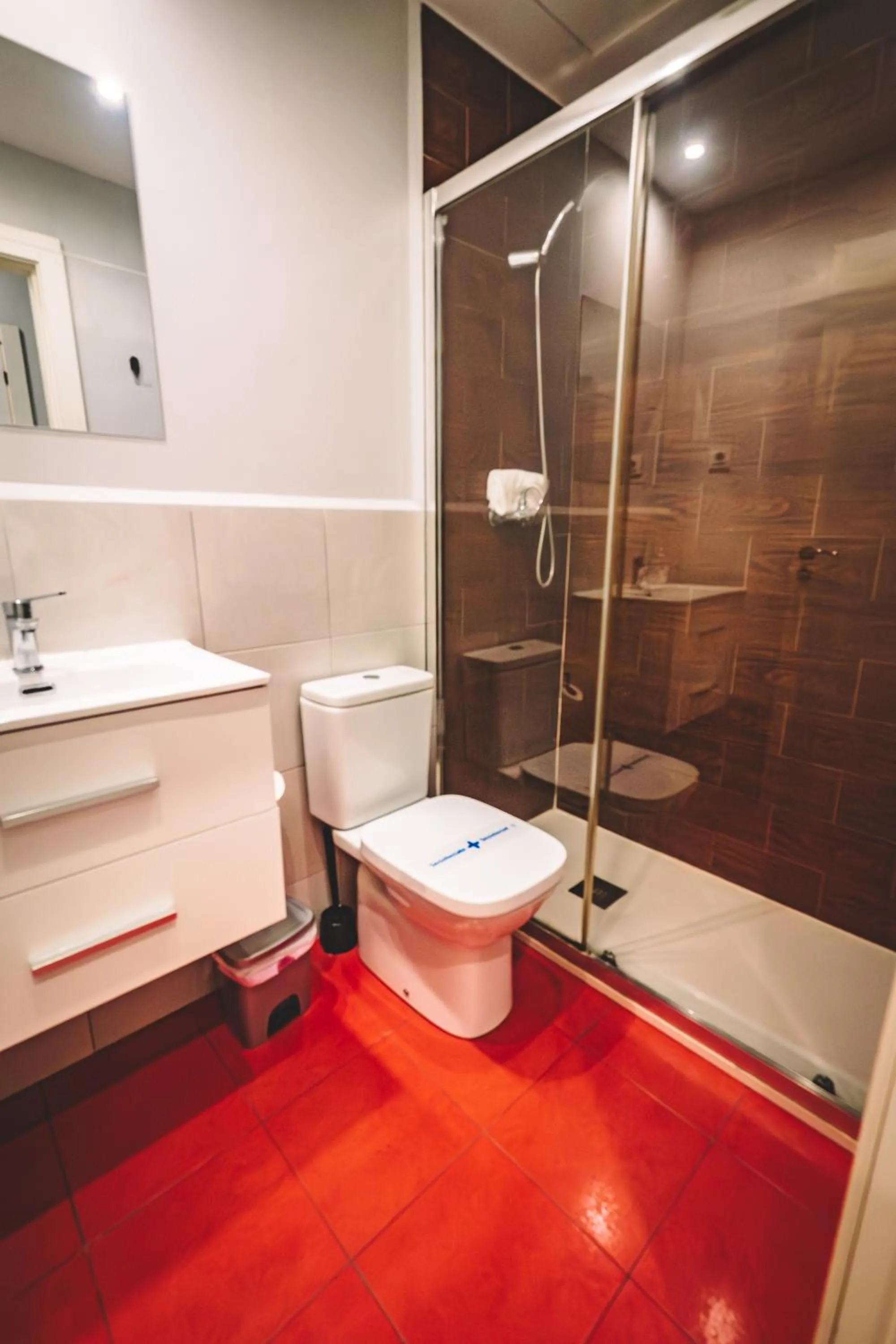 Shower in Fira Rooms Barcelona Hospitalet