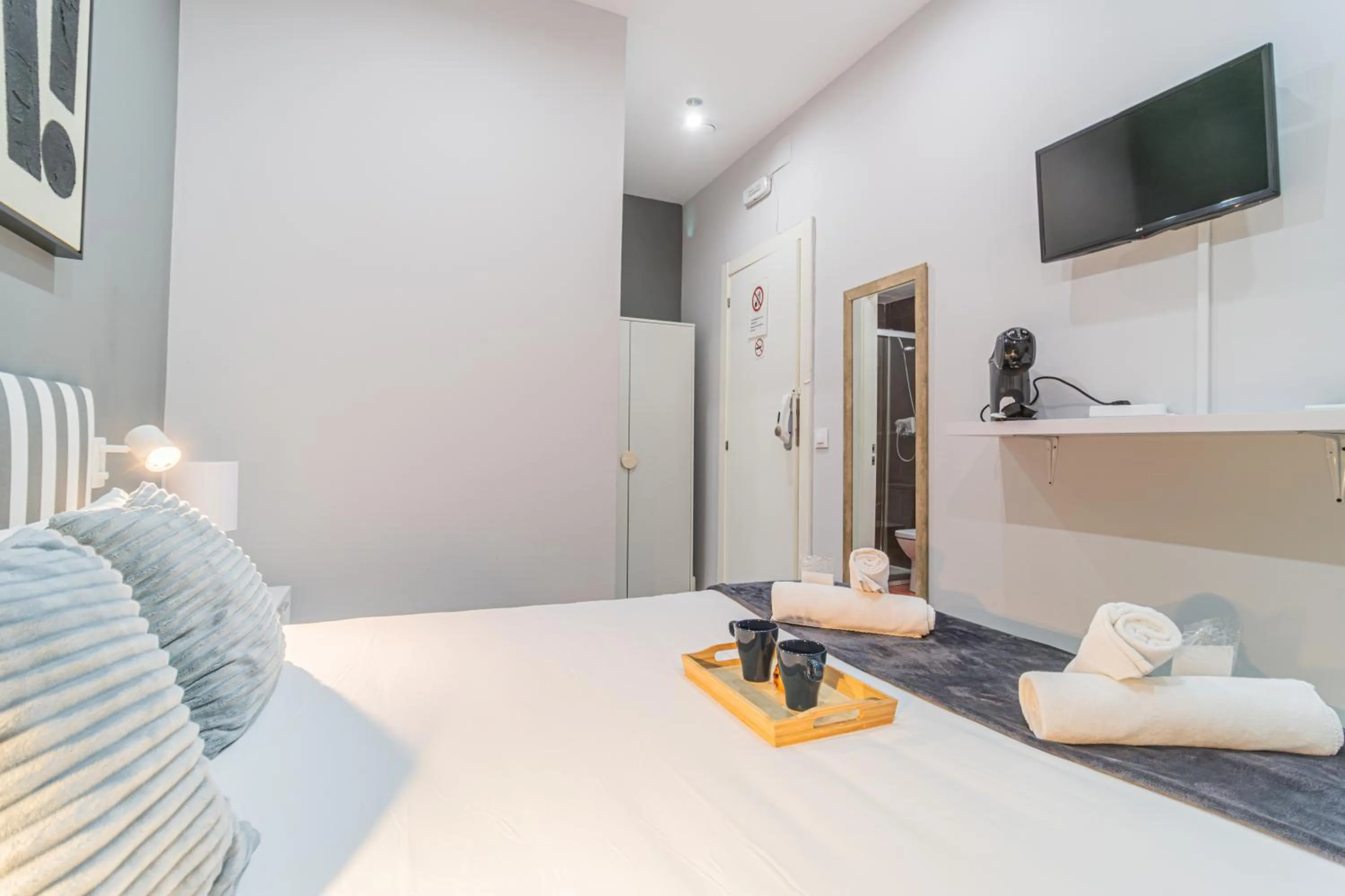 Bed in Fira Rooms Barcelona Hospitalet