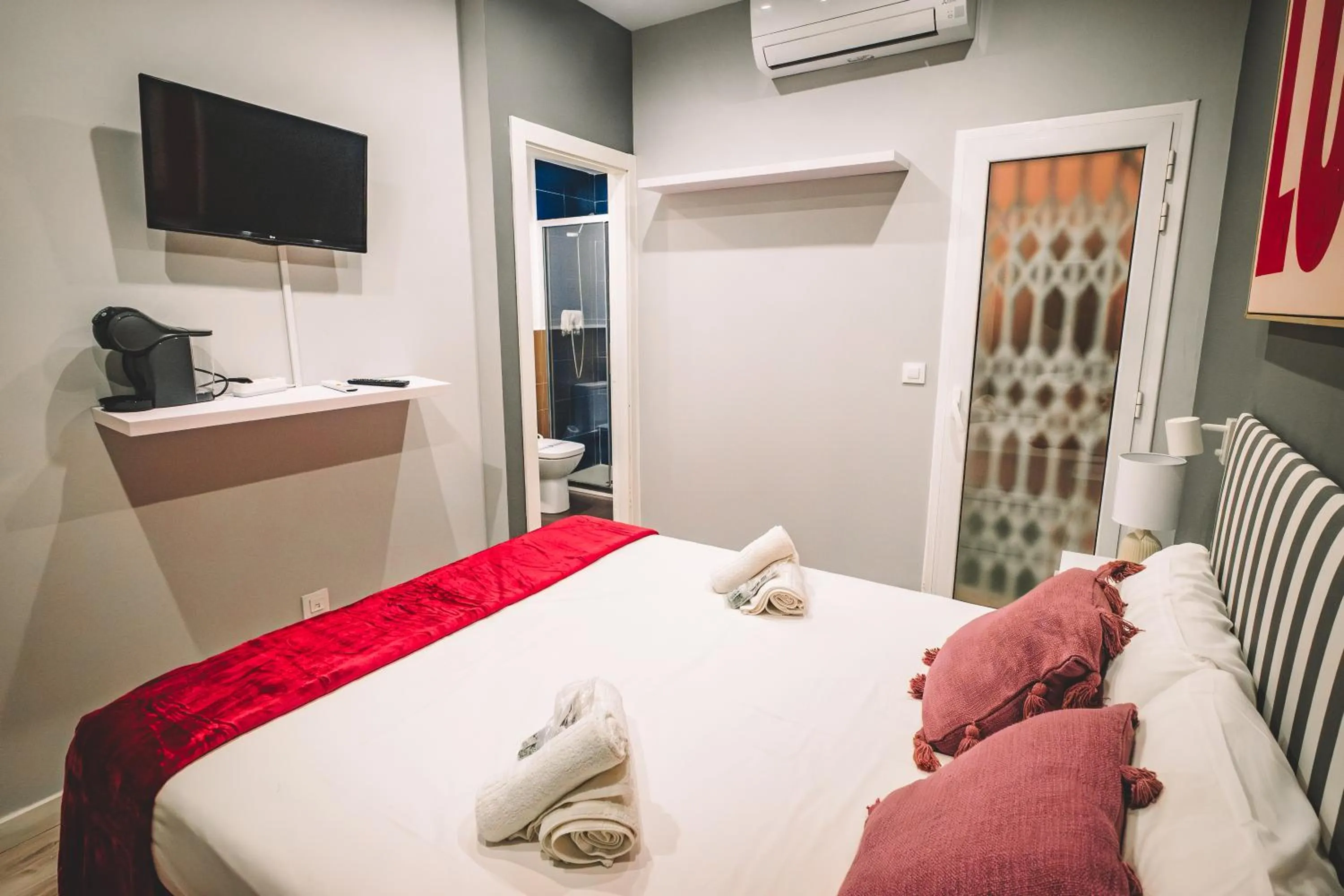 Photo of the whole room, Bed in Fira Rooms Barcelona Hospitalet