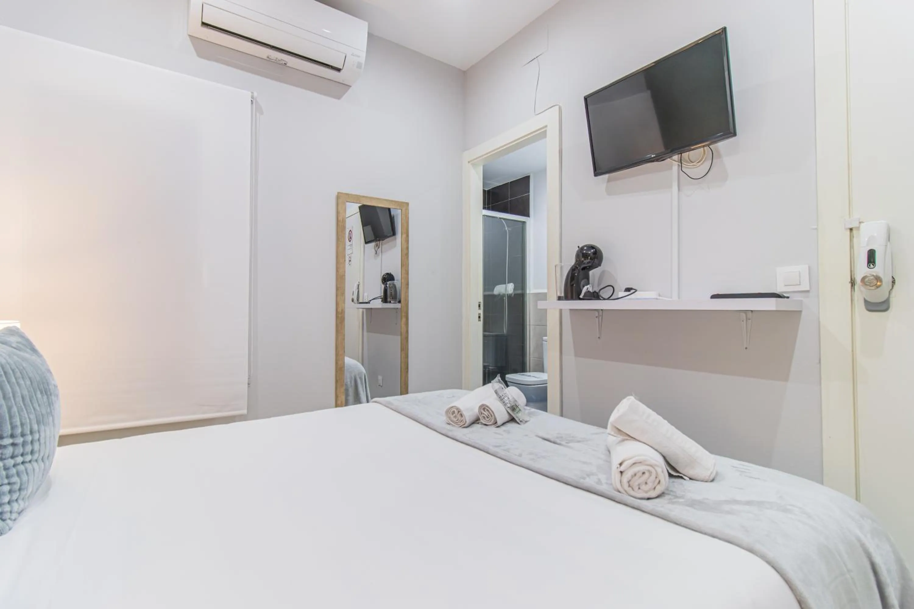 Bed in Fira Rooms Barcelona Hospitalet