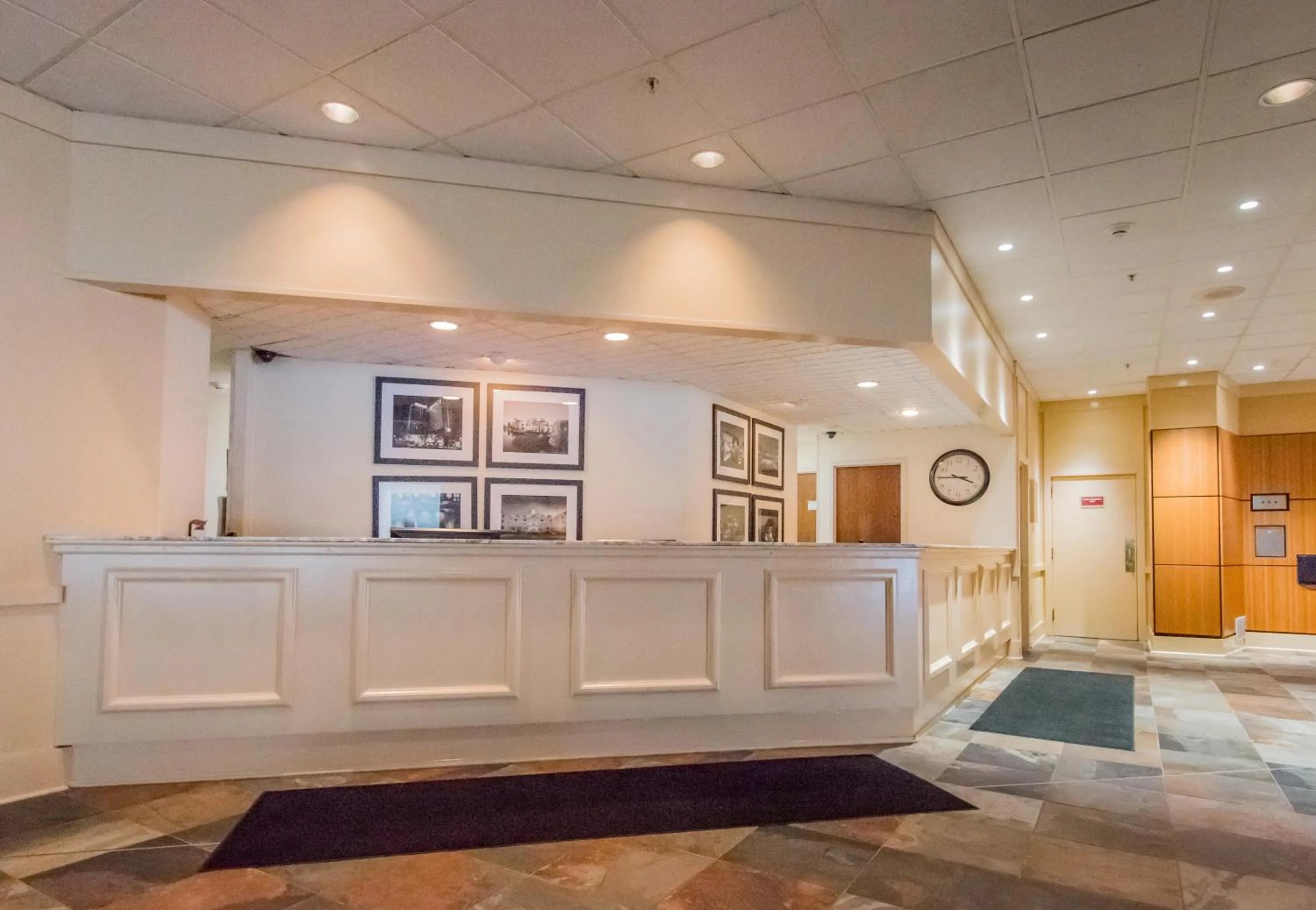 Lobby or reception in Doubletree By Hilton Battle Creek