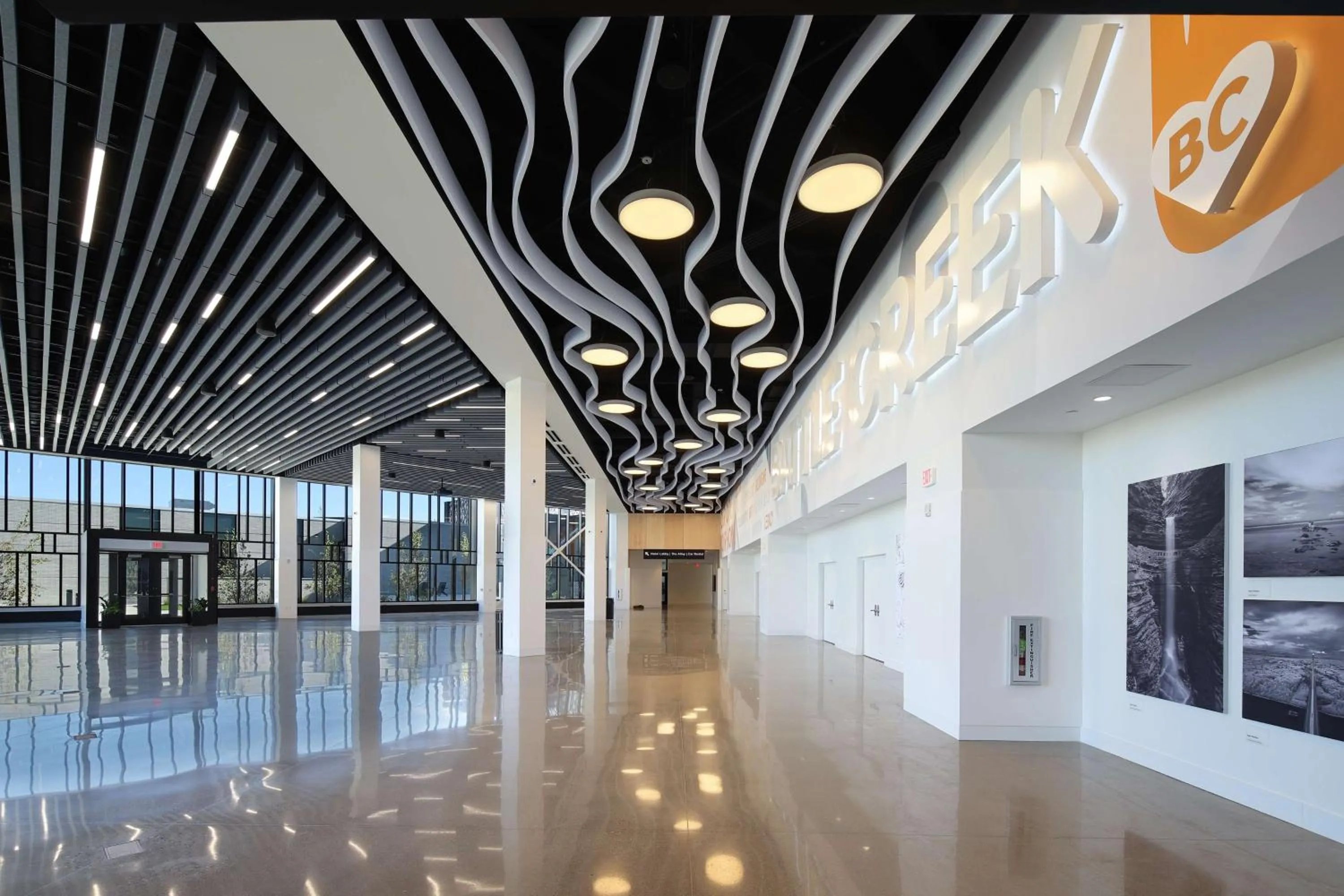 Lobby or reception in Doubletree By Hilton Battle Creek
