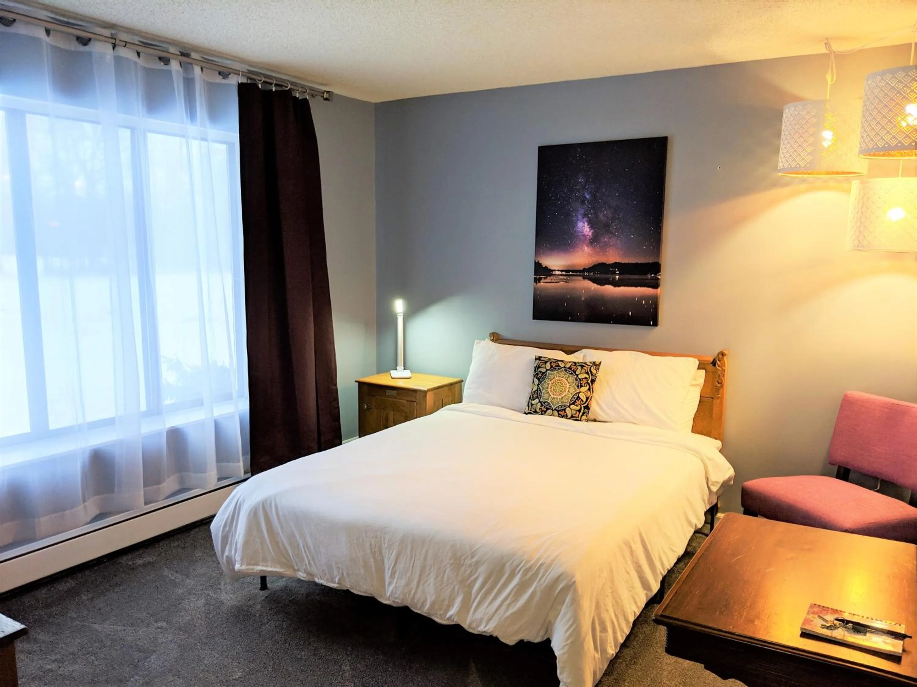 Bed in Hop & Vine Inn