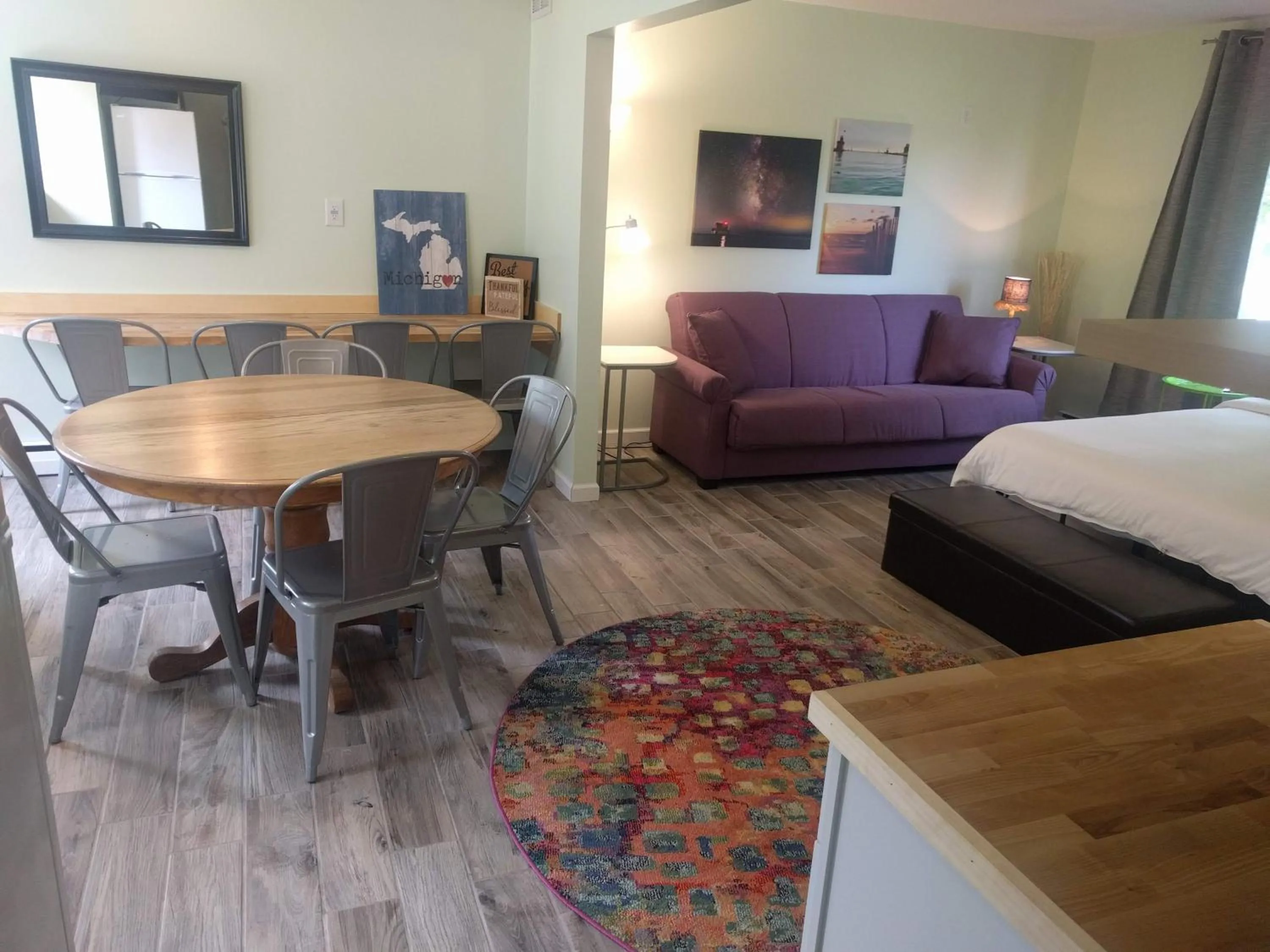 Living room in Hop & Vine Inn