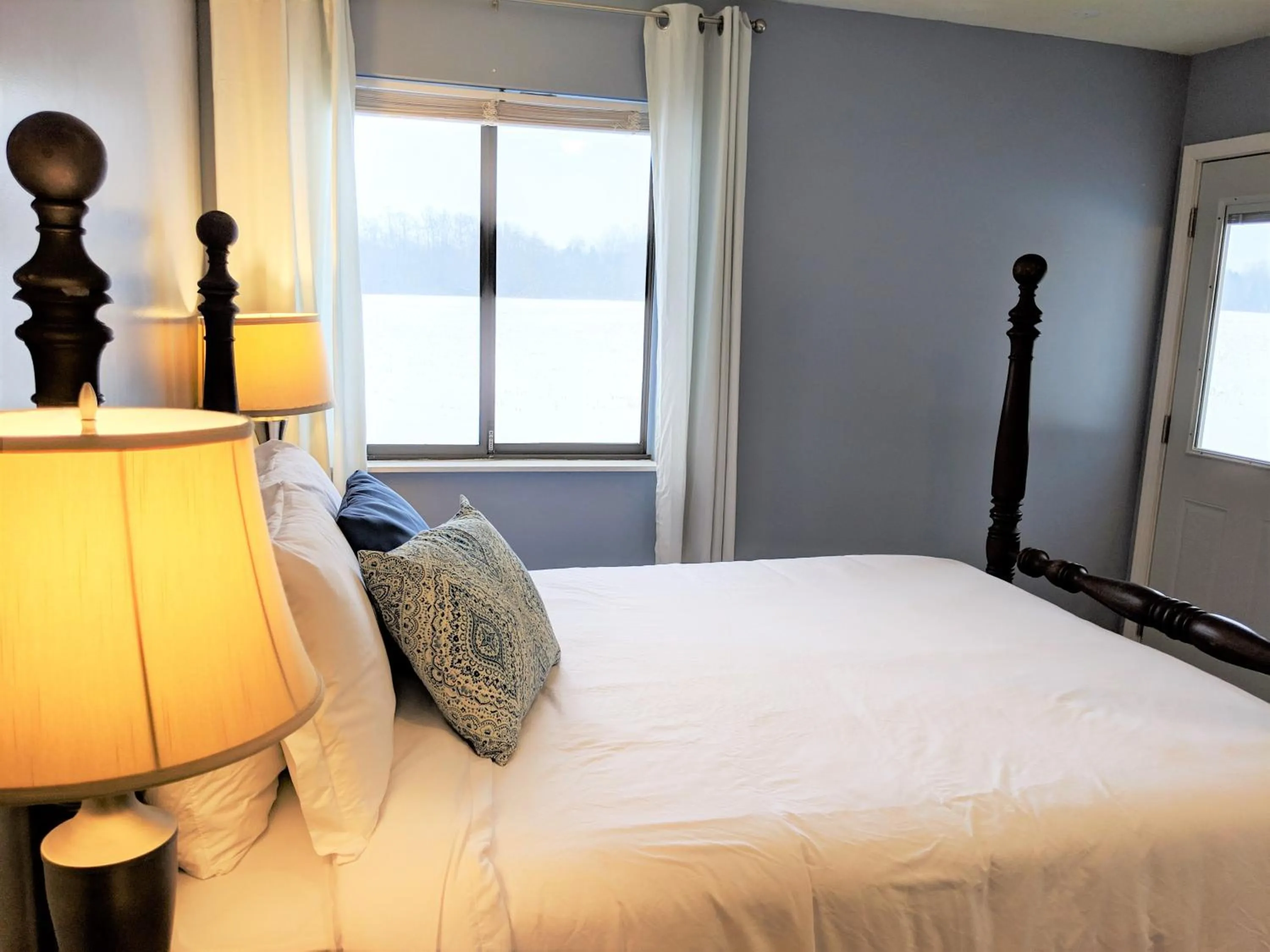 Bed in Hop & Vine Inn