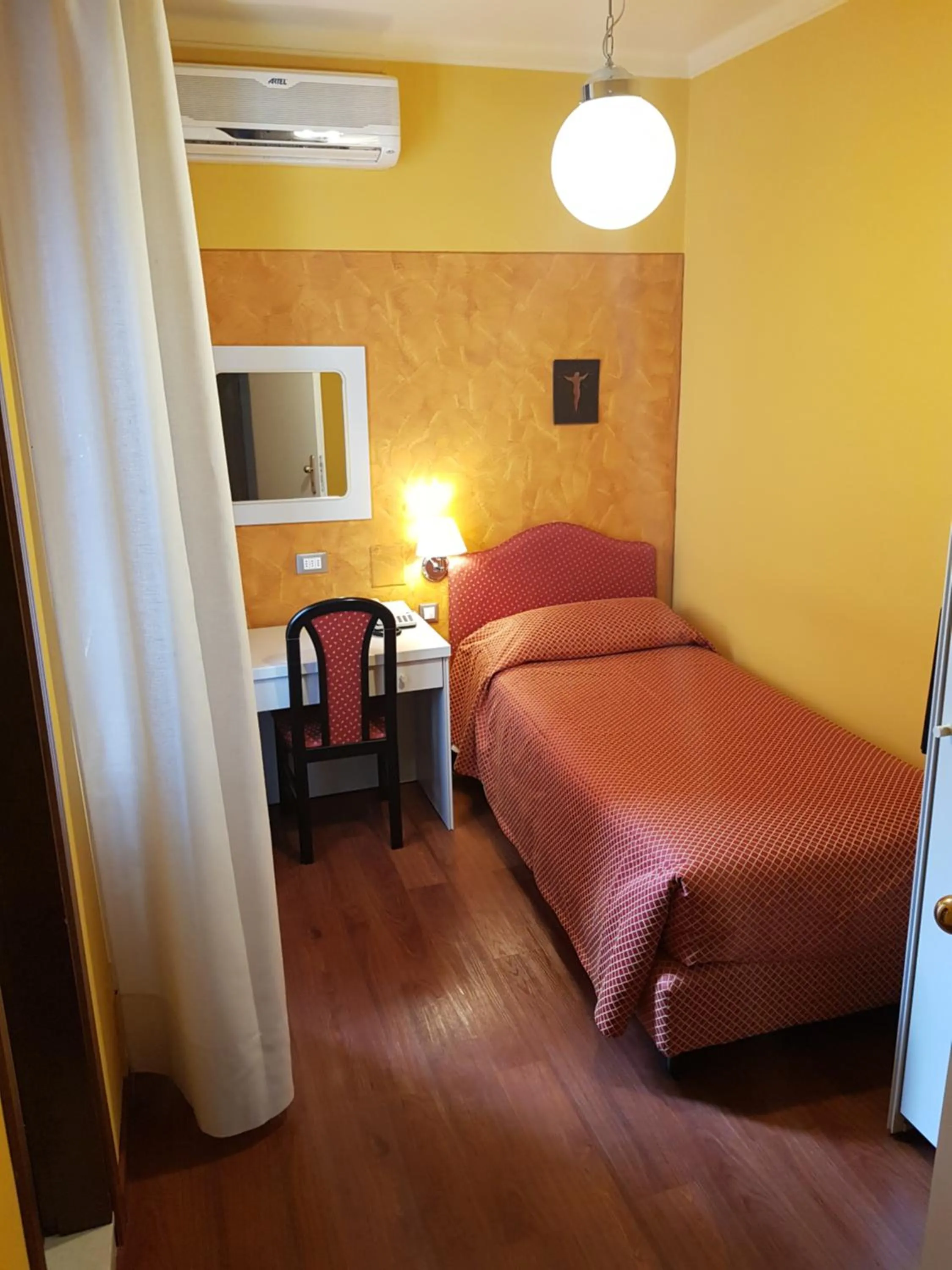 Bedroom, Bed in Hotel Diana