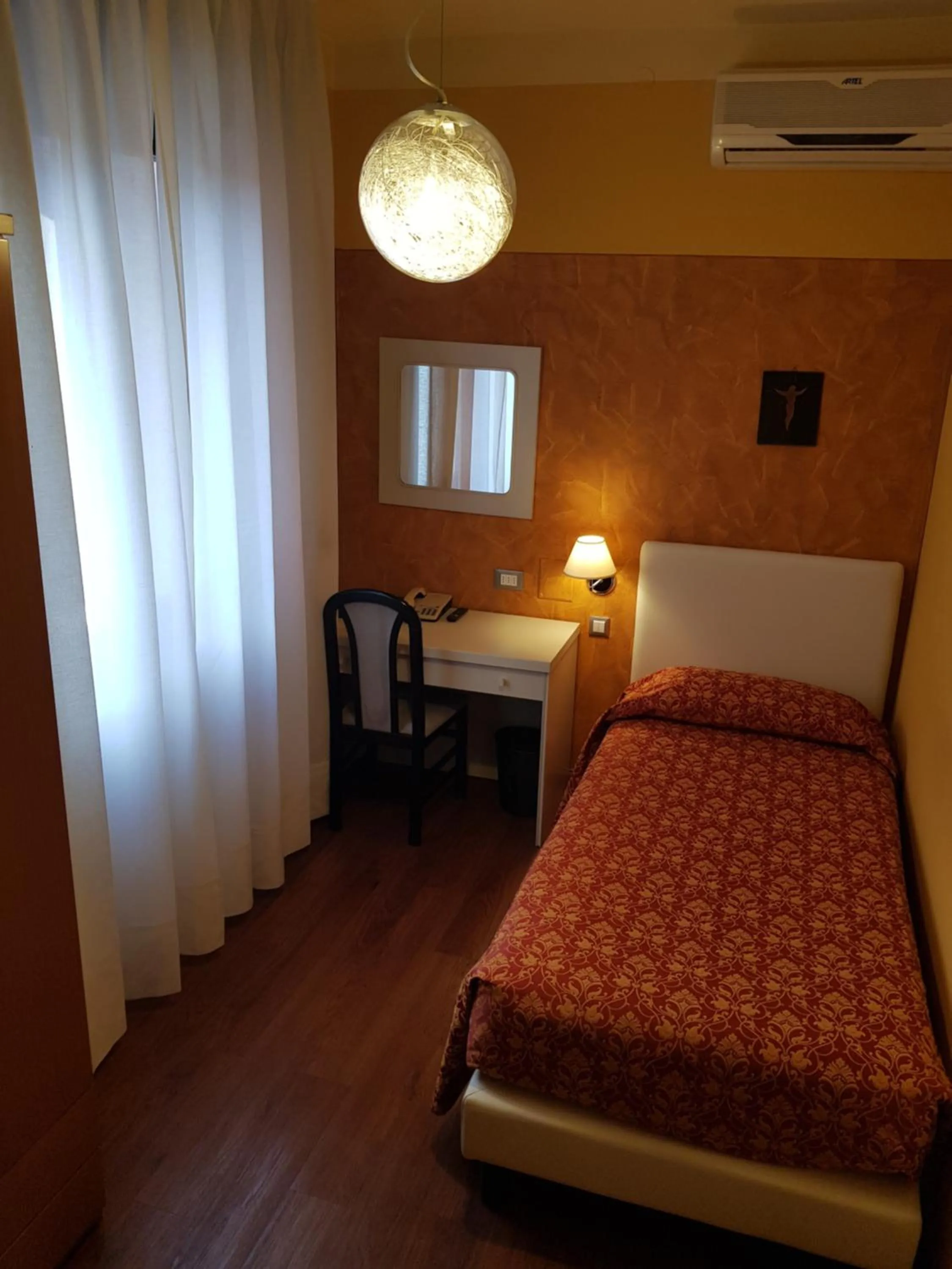 Bedroom, Bed in Hotel Diana