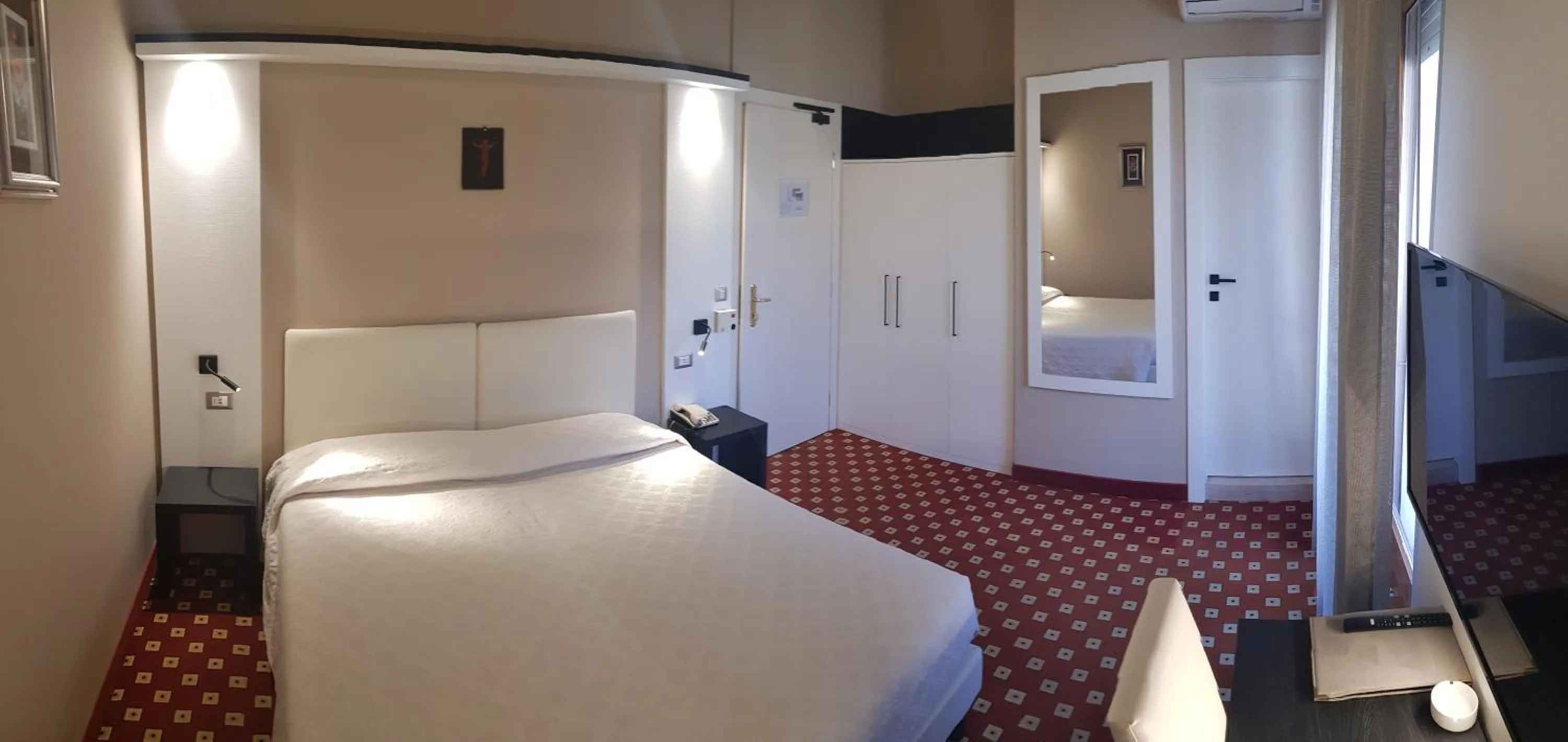 Bedroom, Bed in Hotel Diana