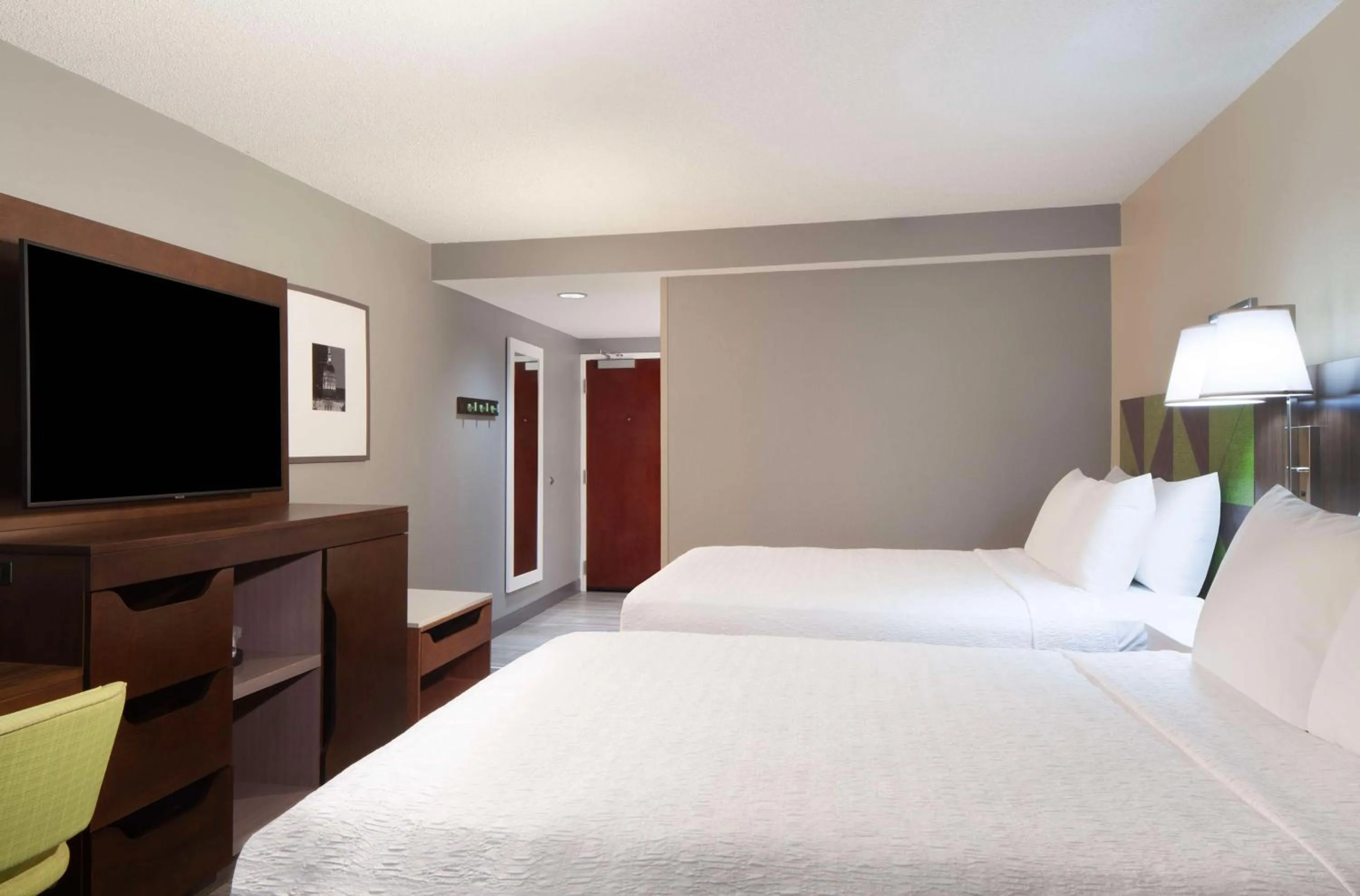 Bed in Hampton Inn & Suites-Atlanta Airport North-I-85