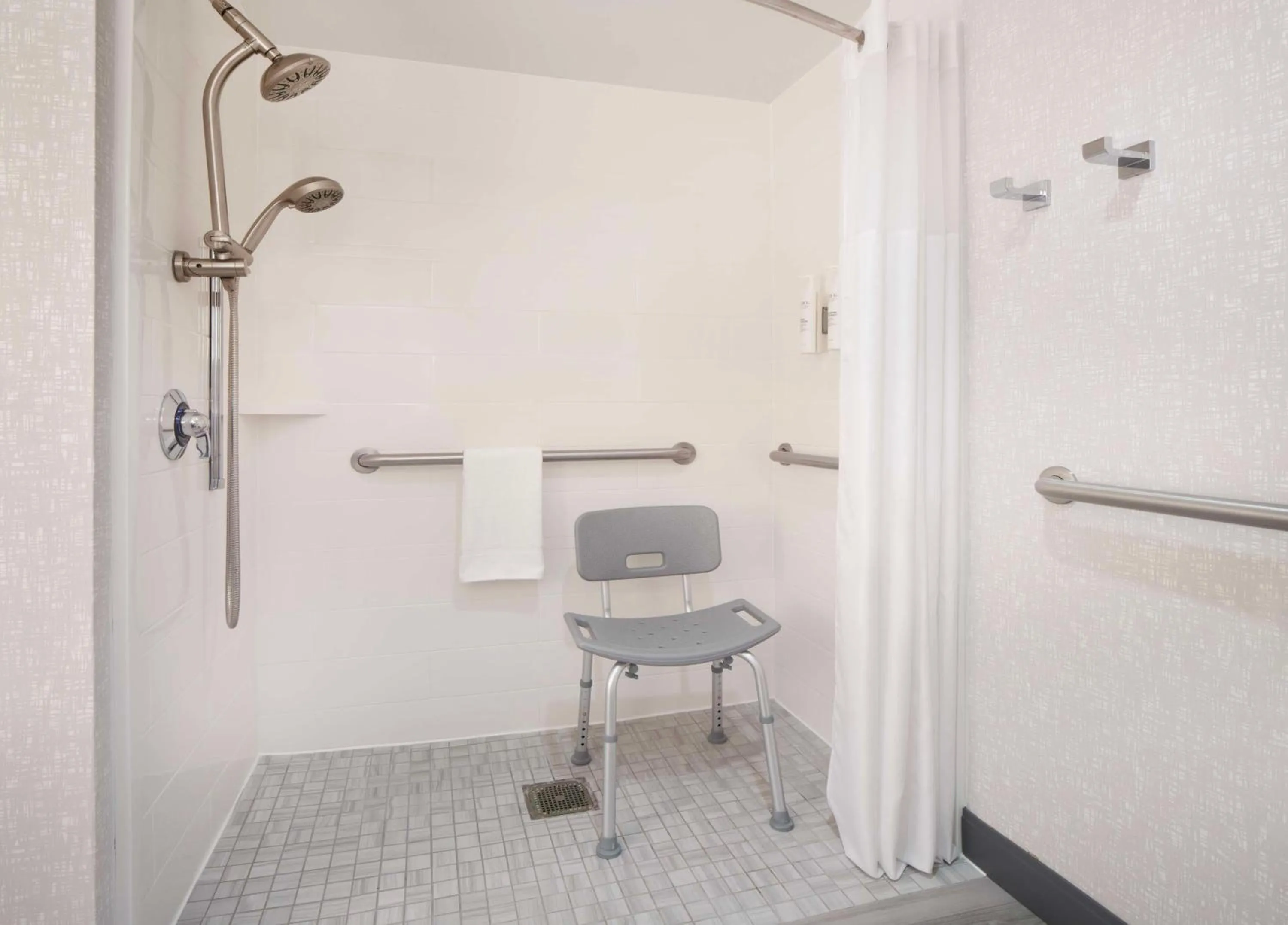 Bathroom in Hampton Inn & Suites-Atlanta Airport North-I-85