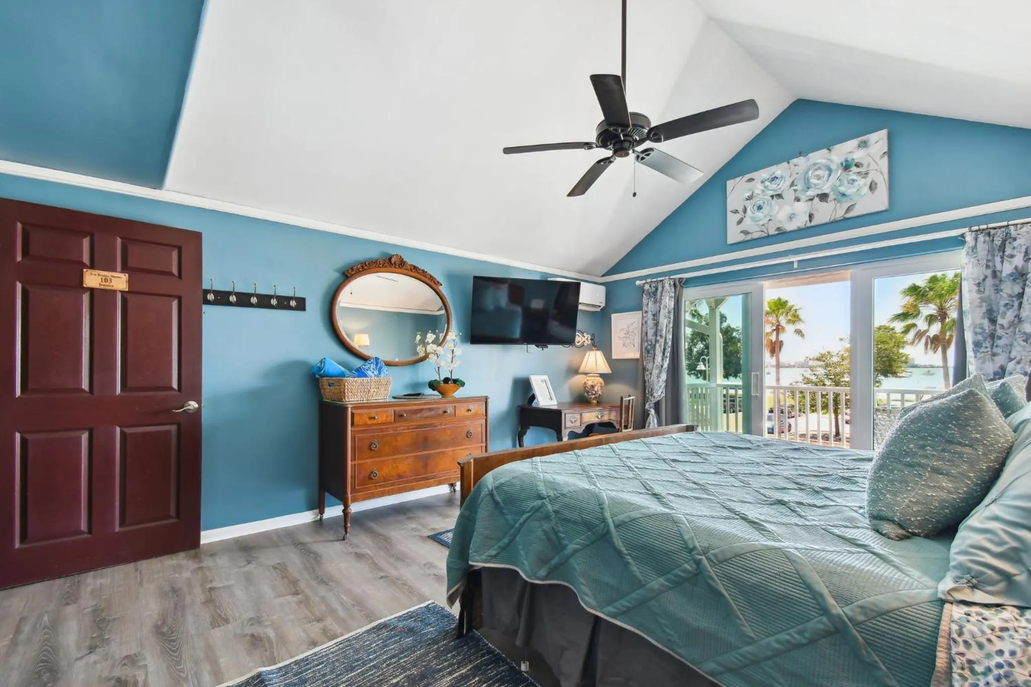 Bed in Sea Breeze Manor Inn