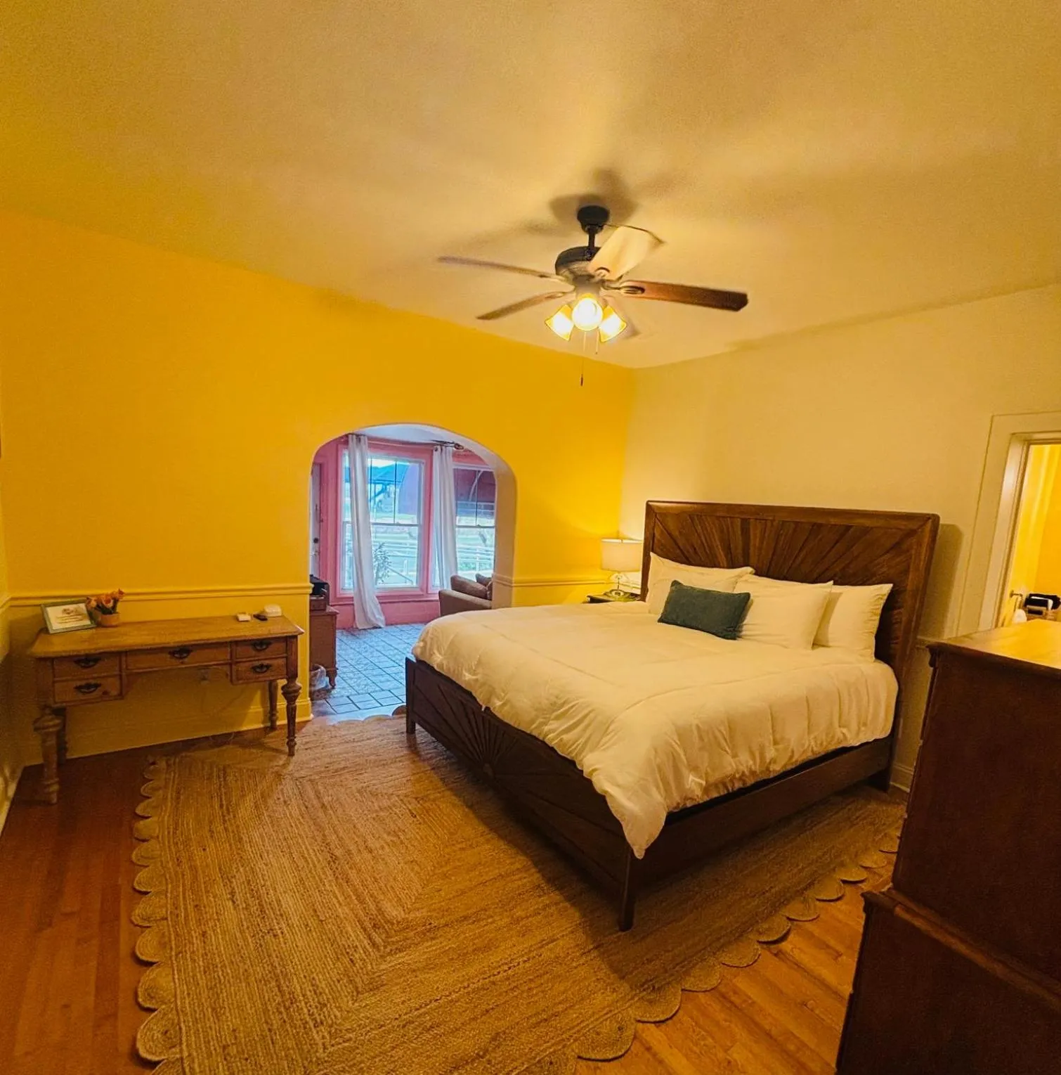 Bed in Sea Breeze Manor Inn