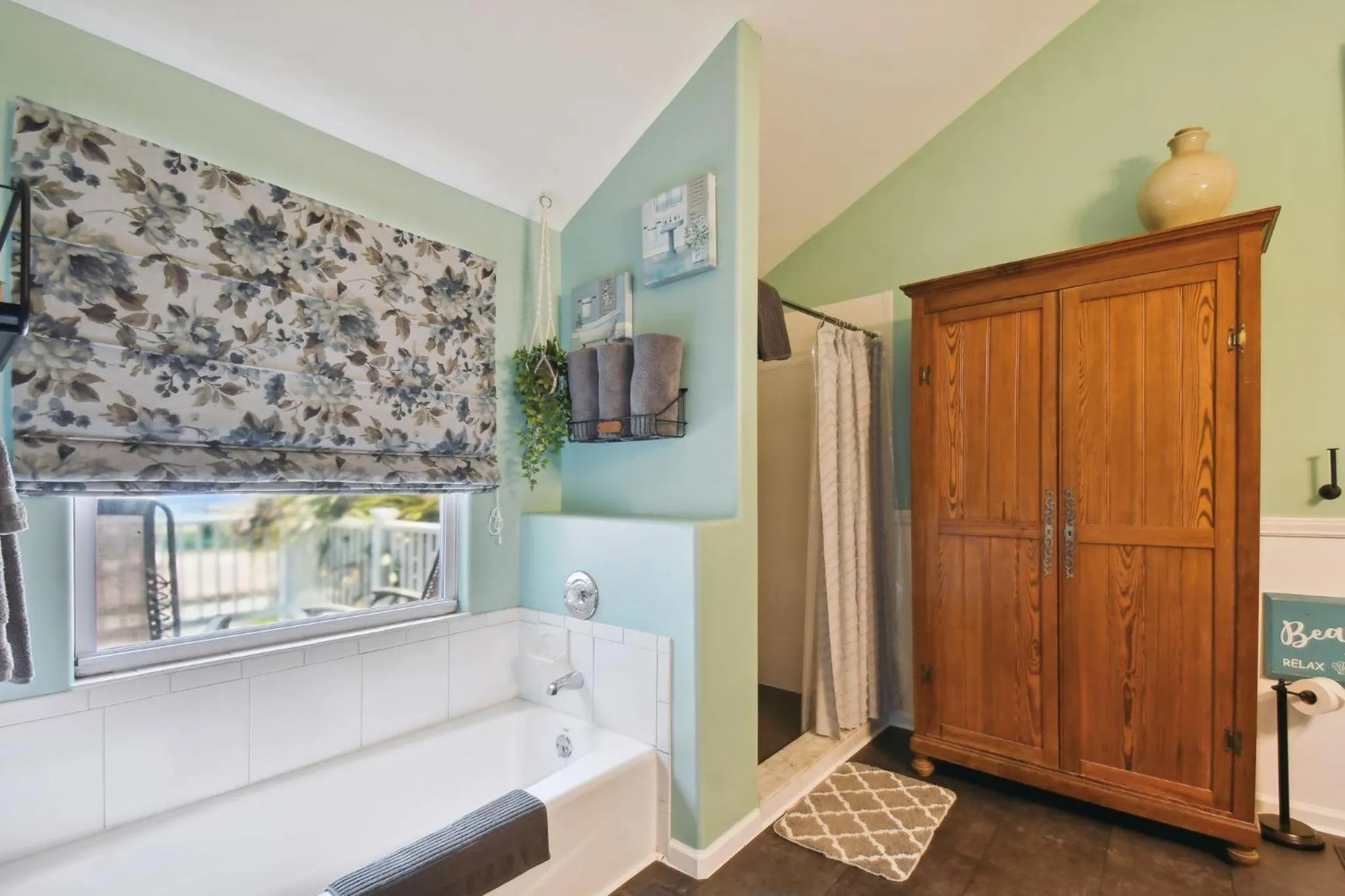 Bed in Sea Breeze Manor Inn