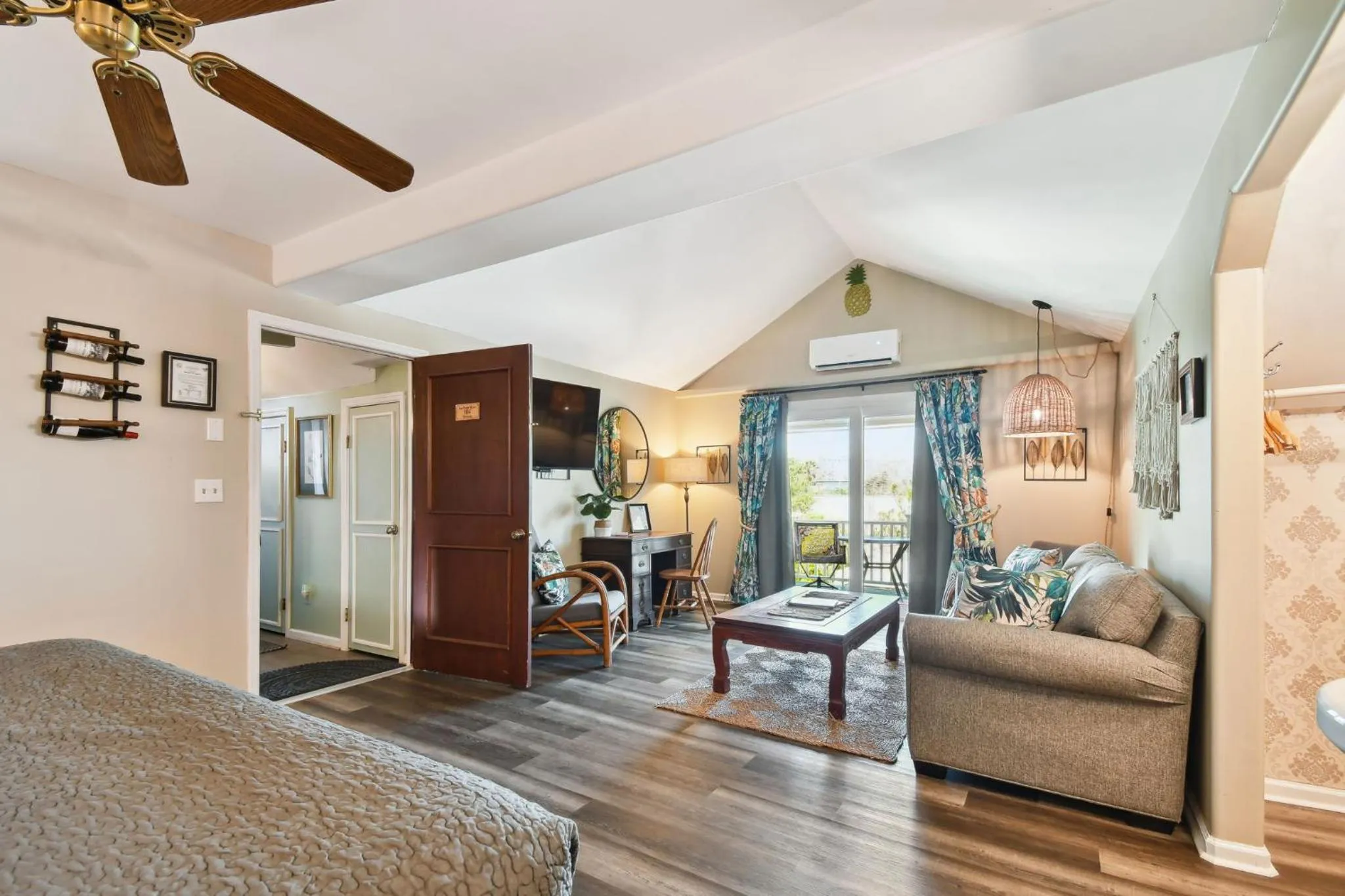 Bed in Sea Breeze Manor Inn