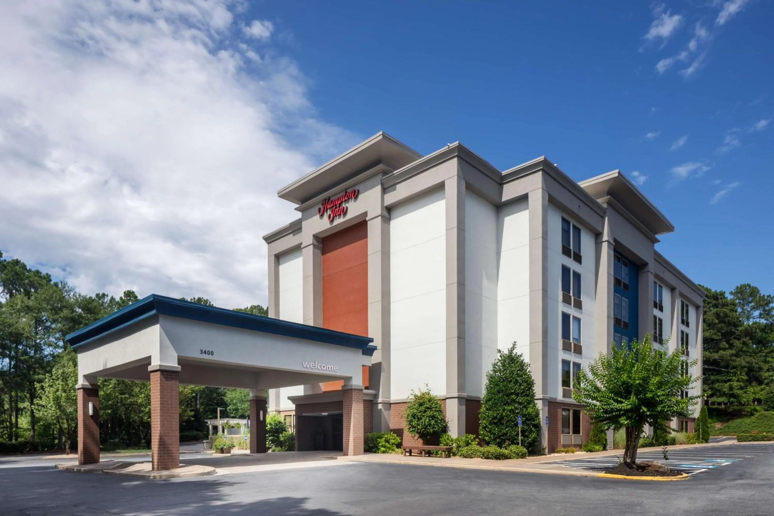 Property building in Hampton Inn Atlanta-Northlake