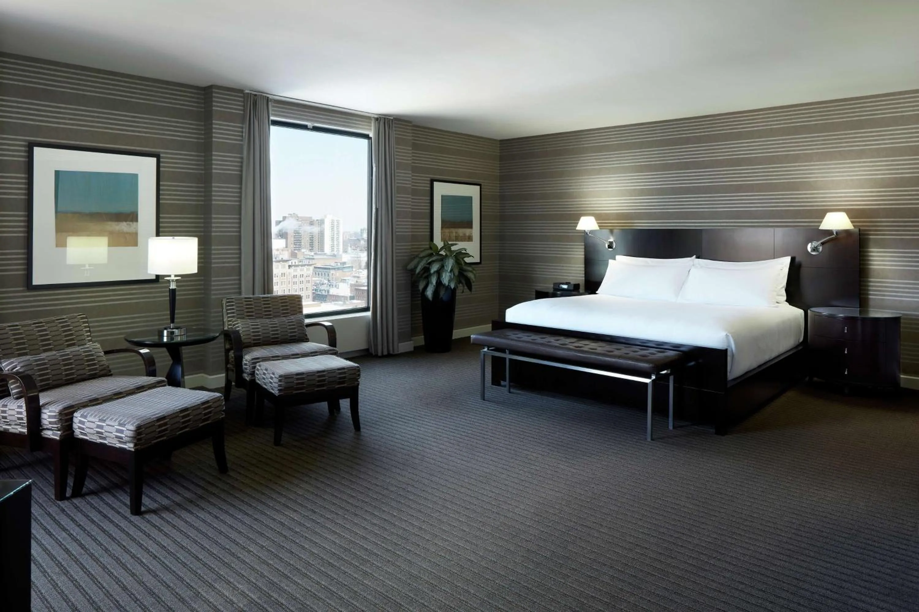 Living room, Bed in DoubleTree By Hilton Montreal