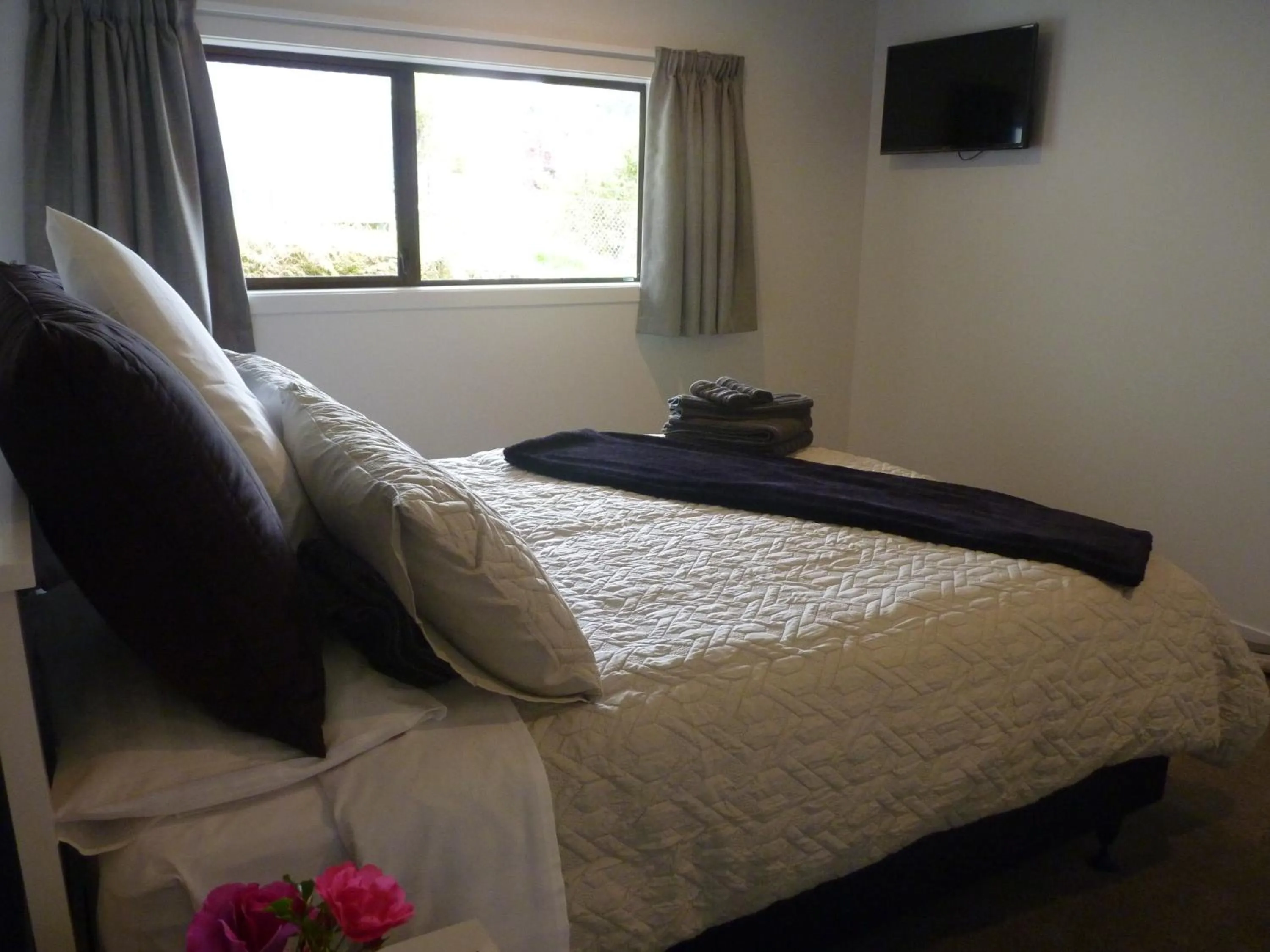 Garden view, Bed in Abel Tasman Kaiteriteri B & B