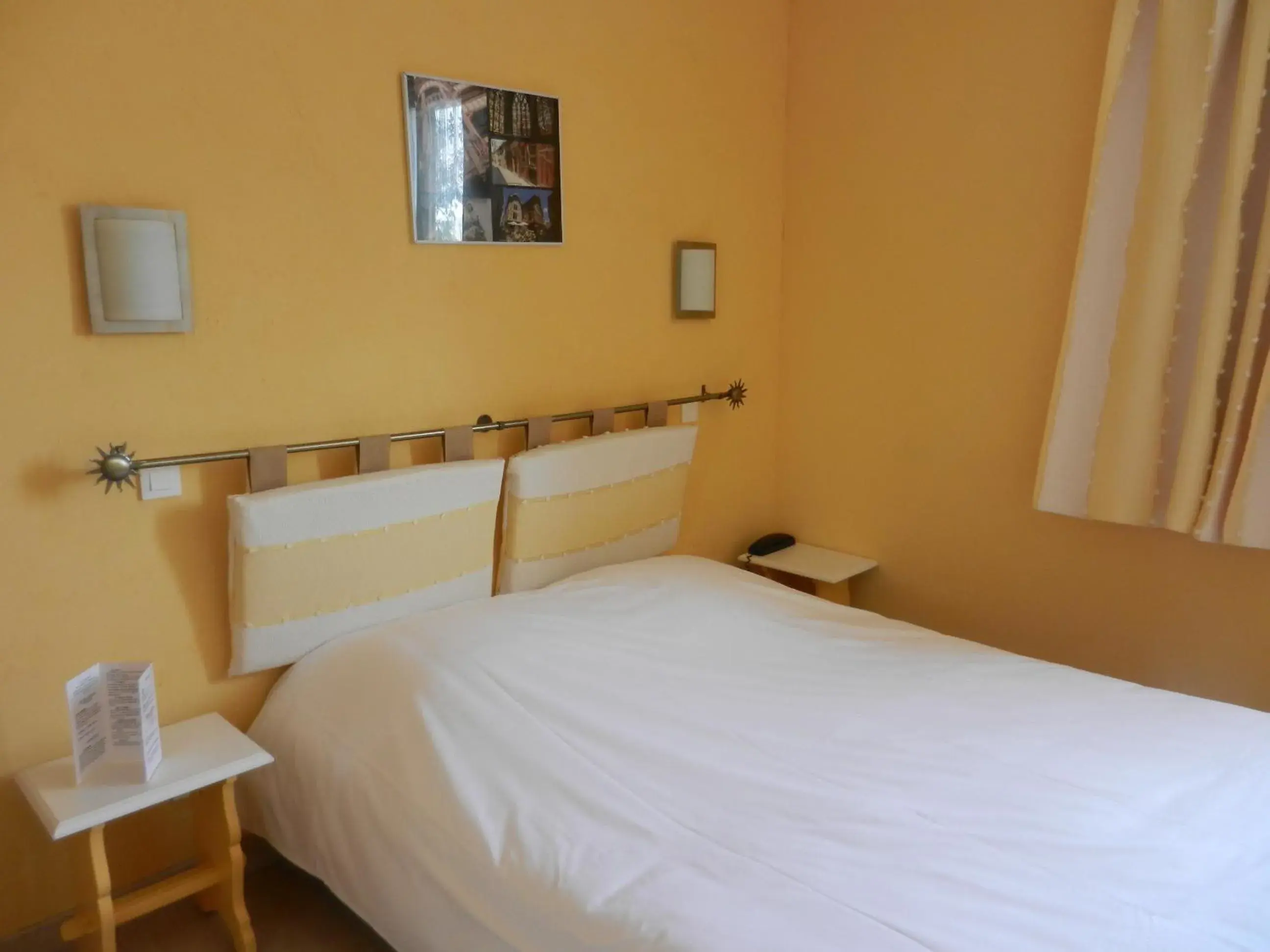 Double Room in Logis Auberge De La Plaine Double Room in Logis Auberge De La Plaine