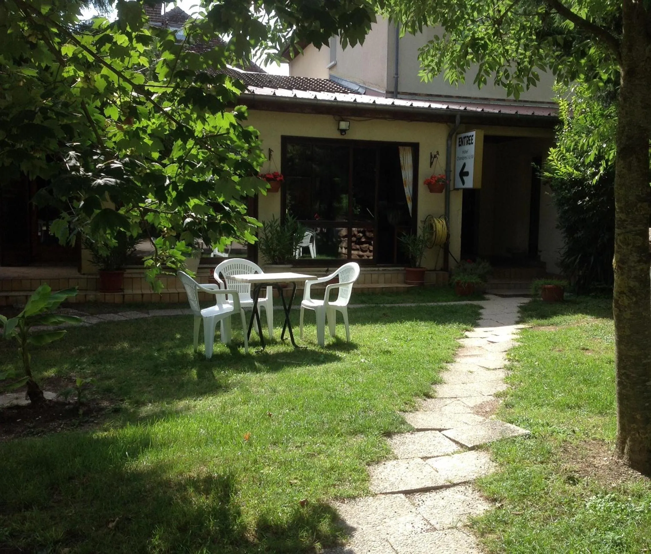Garden in Logis Auberge De La Plaine