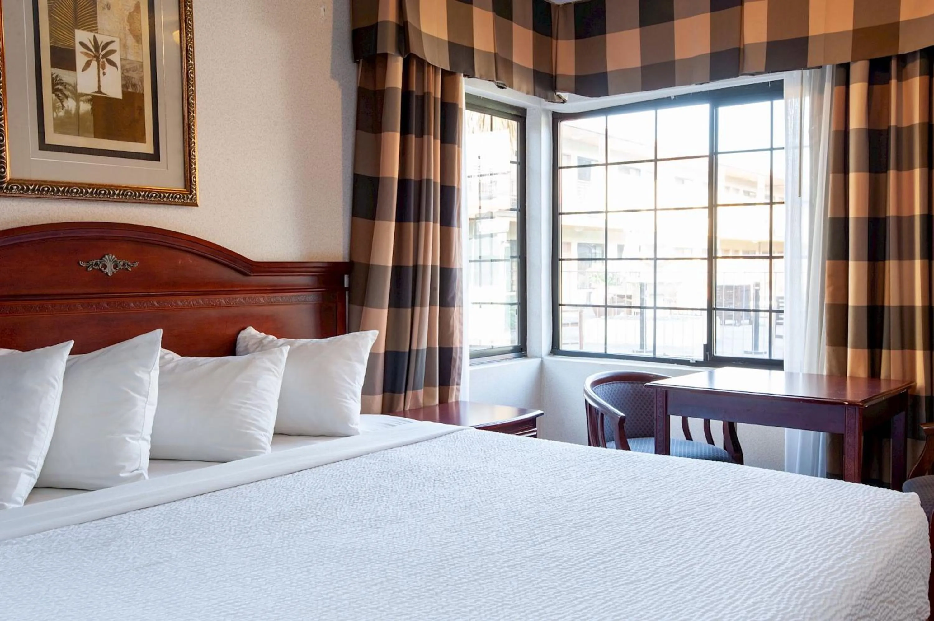 Bedroom, Bed in Studio City Court Yard Hotel