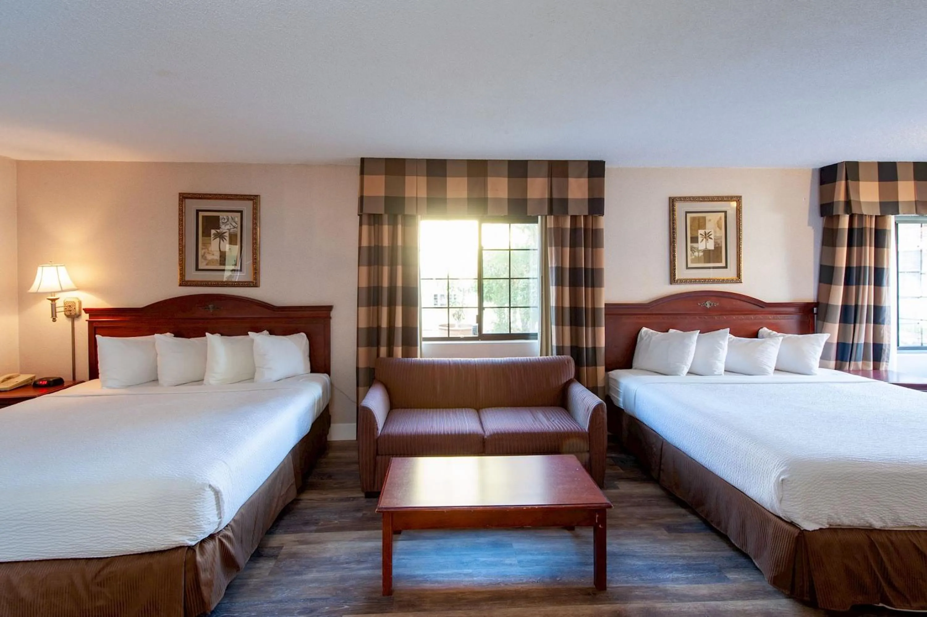 Bedroom, Bed in Studio City Court Yard Hotel