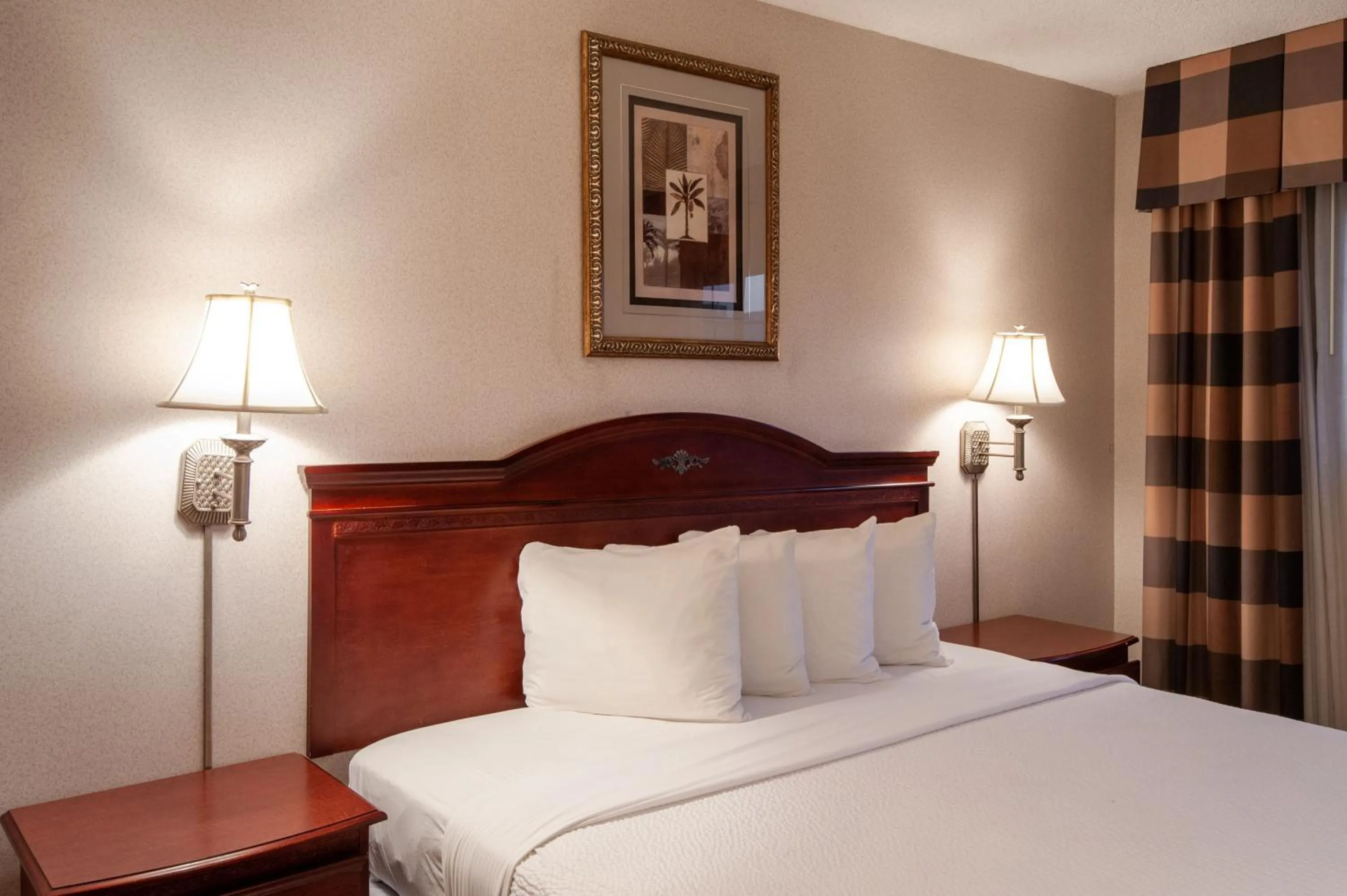 Bed in Studio City Court Yard Hotel