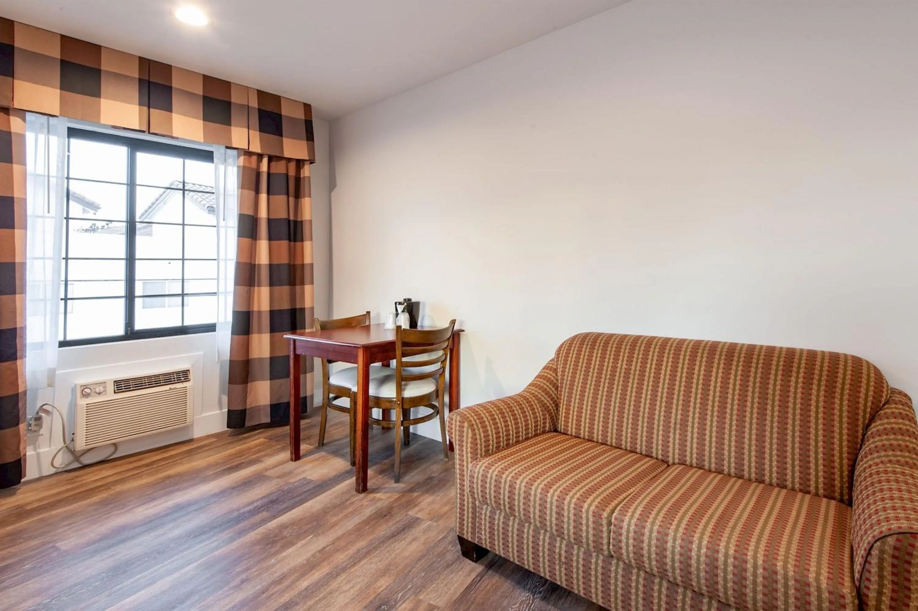 Seating area in Studio City Court Yard Hotel
