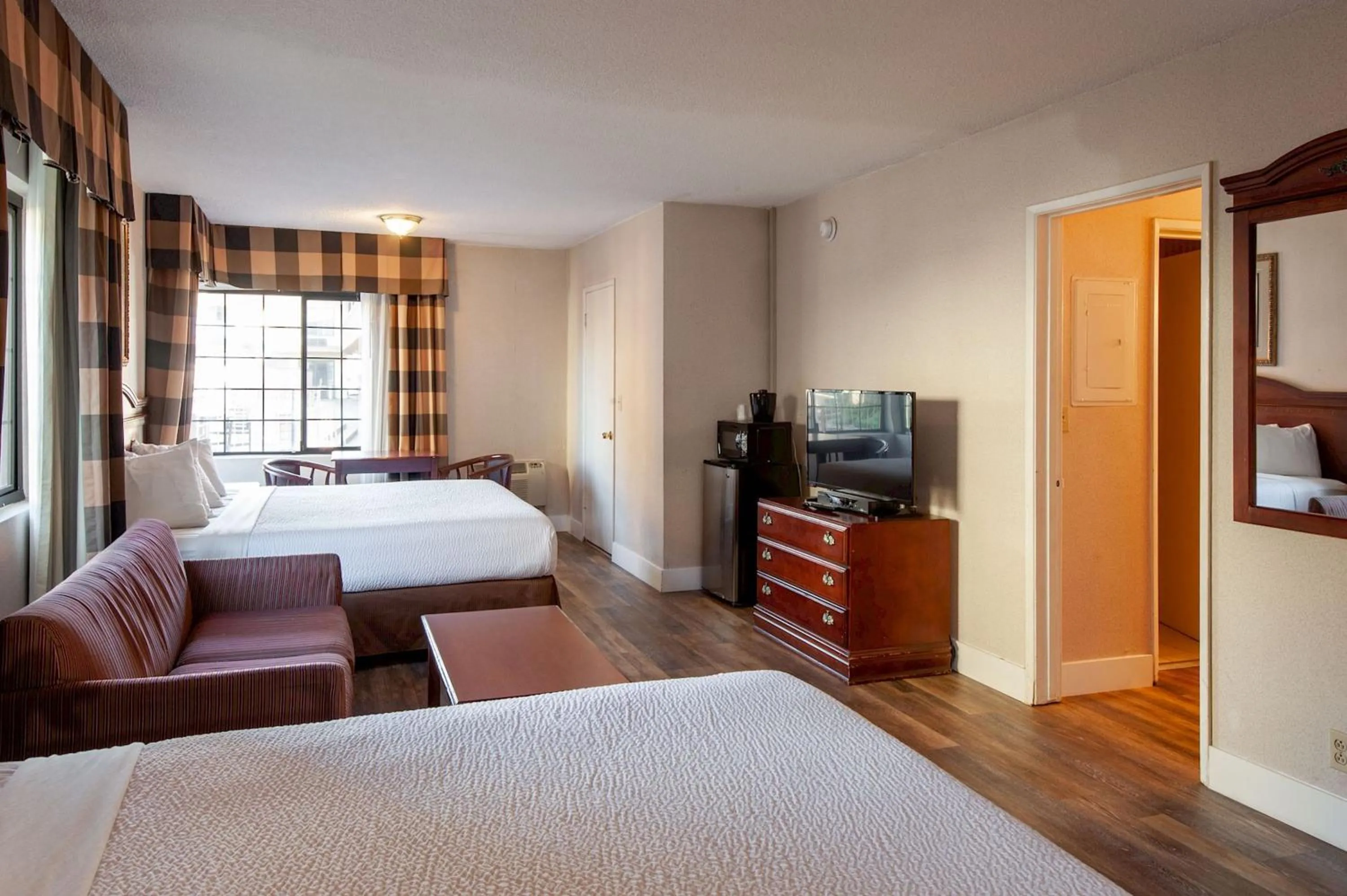 Bedroom, Bed in Studio City Court Yard Hotel