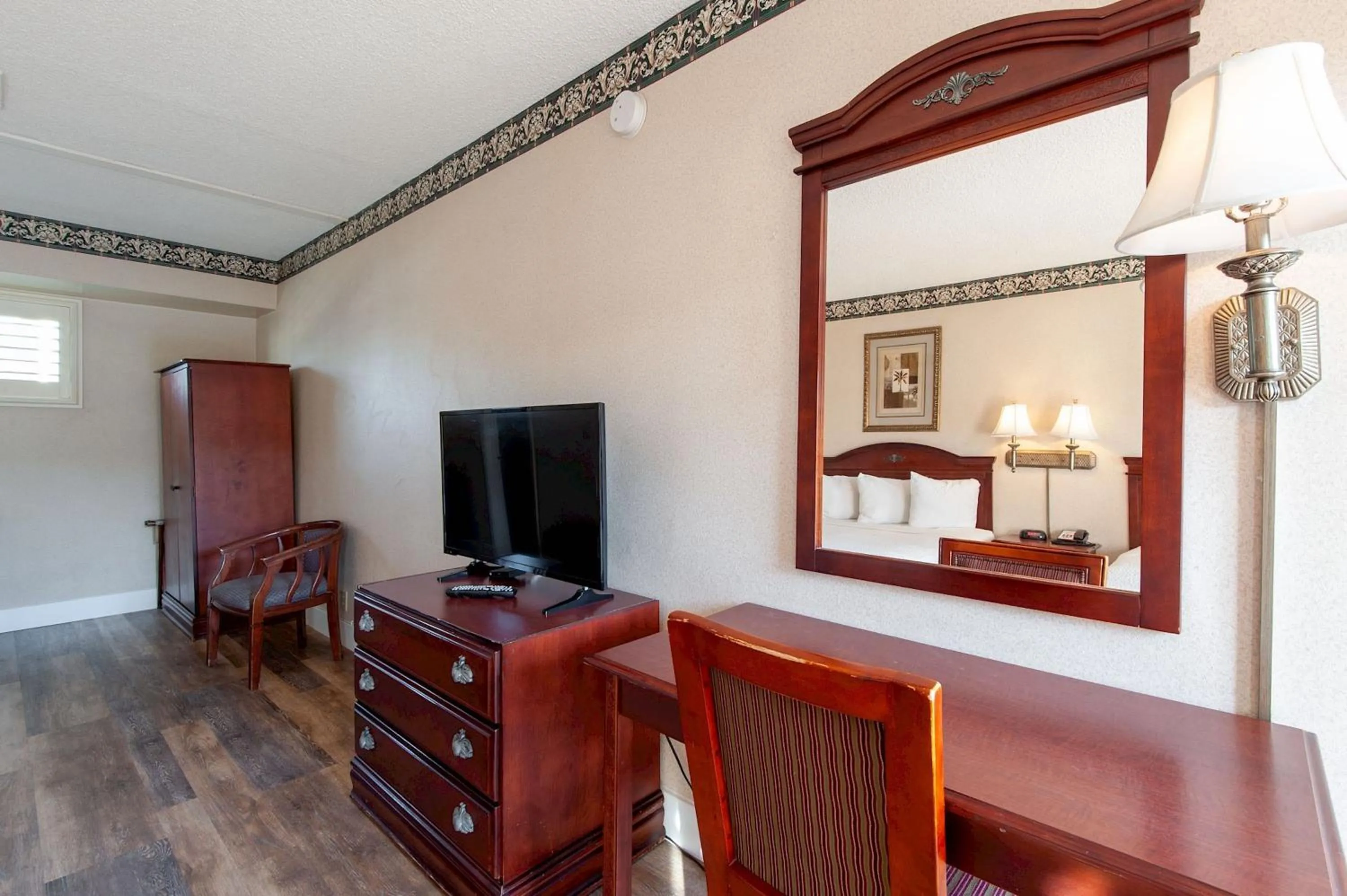 TV and multimedia in Studio City Court Yard Hotel