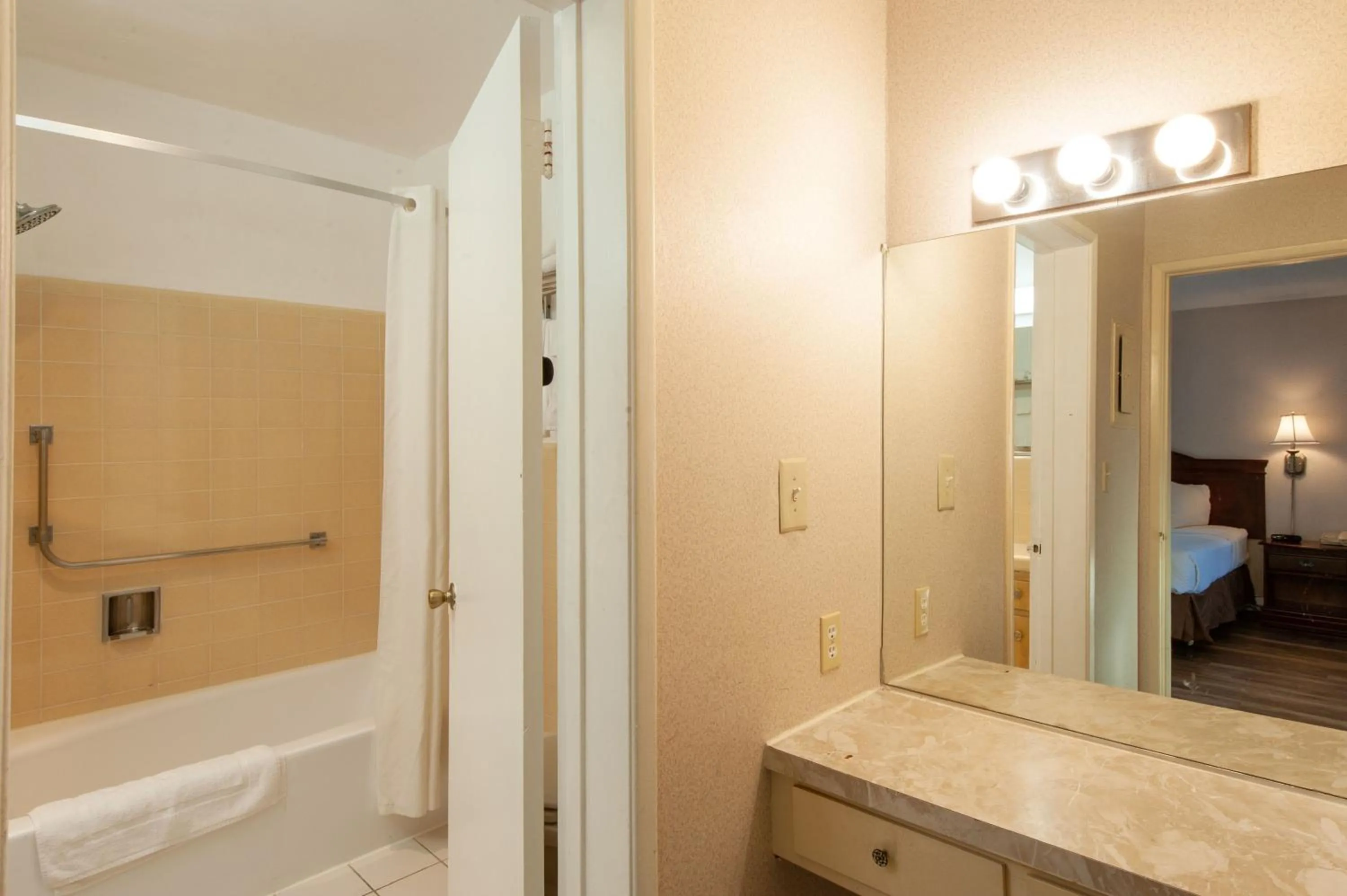 Bathroom, Bed in Studio City Court Yard Hotel