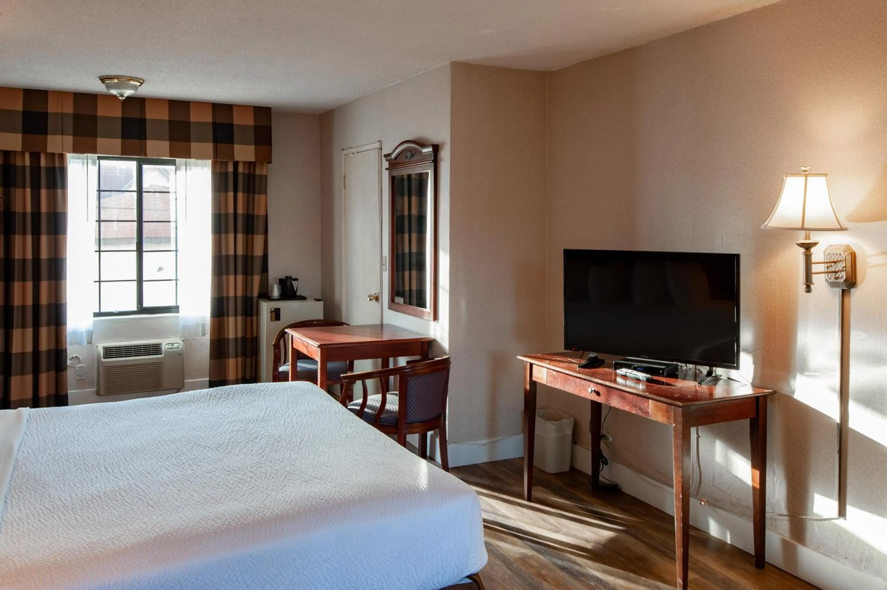 Bed in Studio City Court Yard Hotel