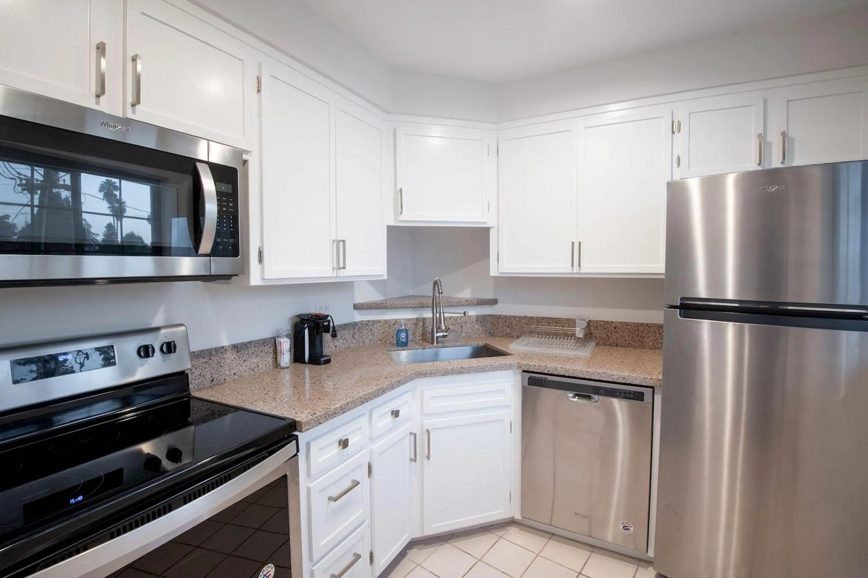 kitchen in Studio City Court Yard Hotel