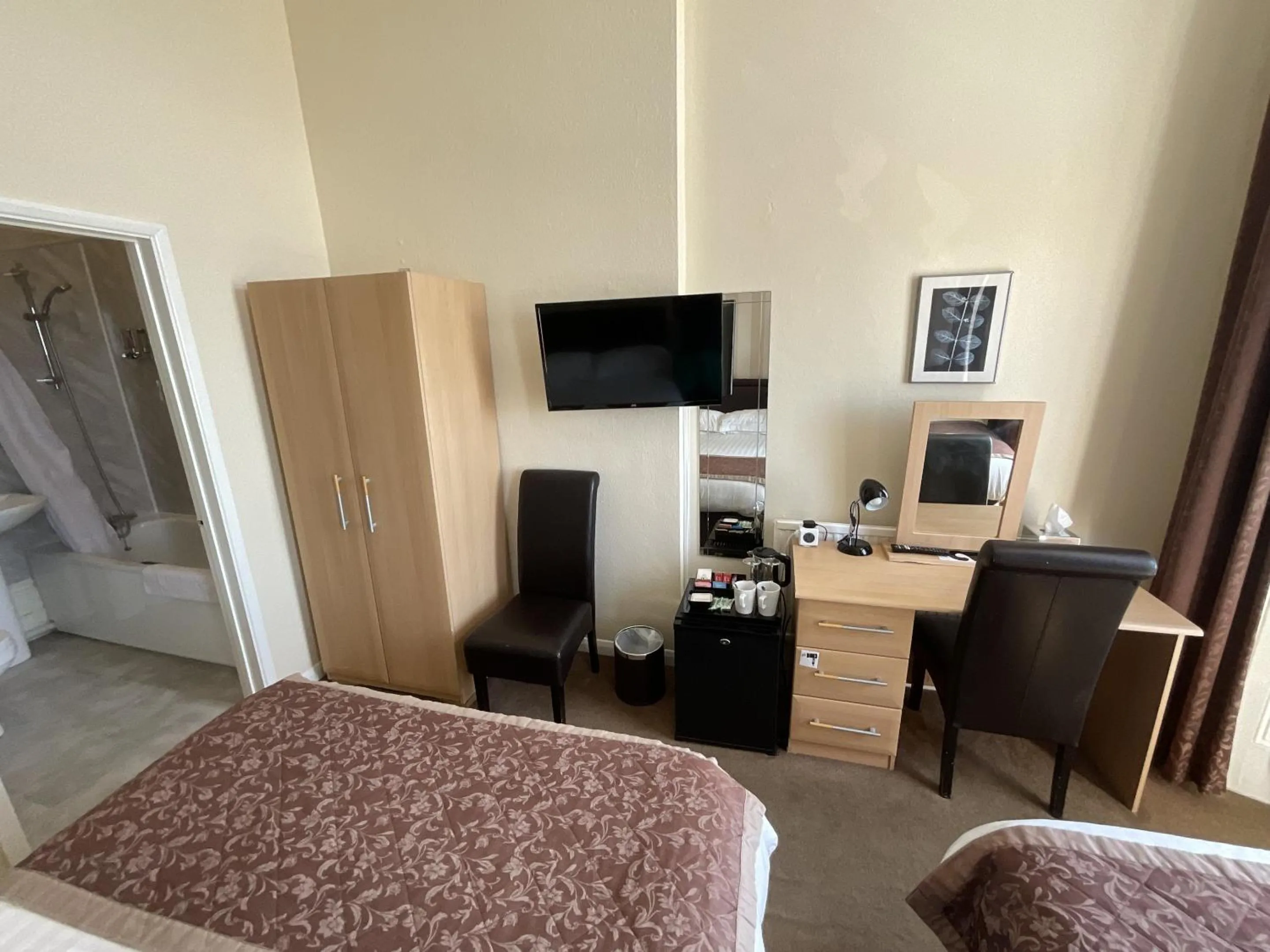 Bedroom, Bed in Alexanders