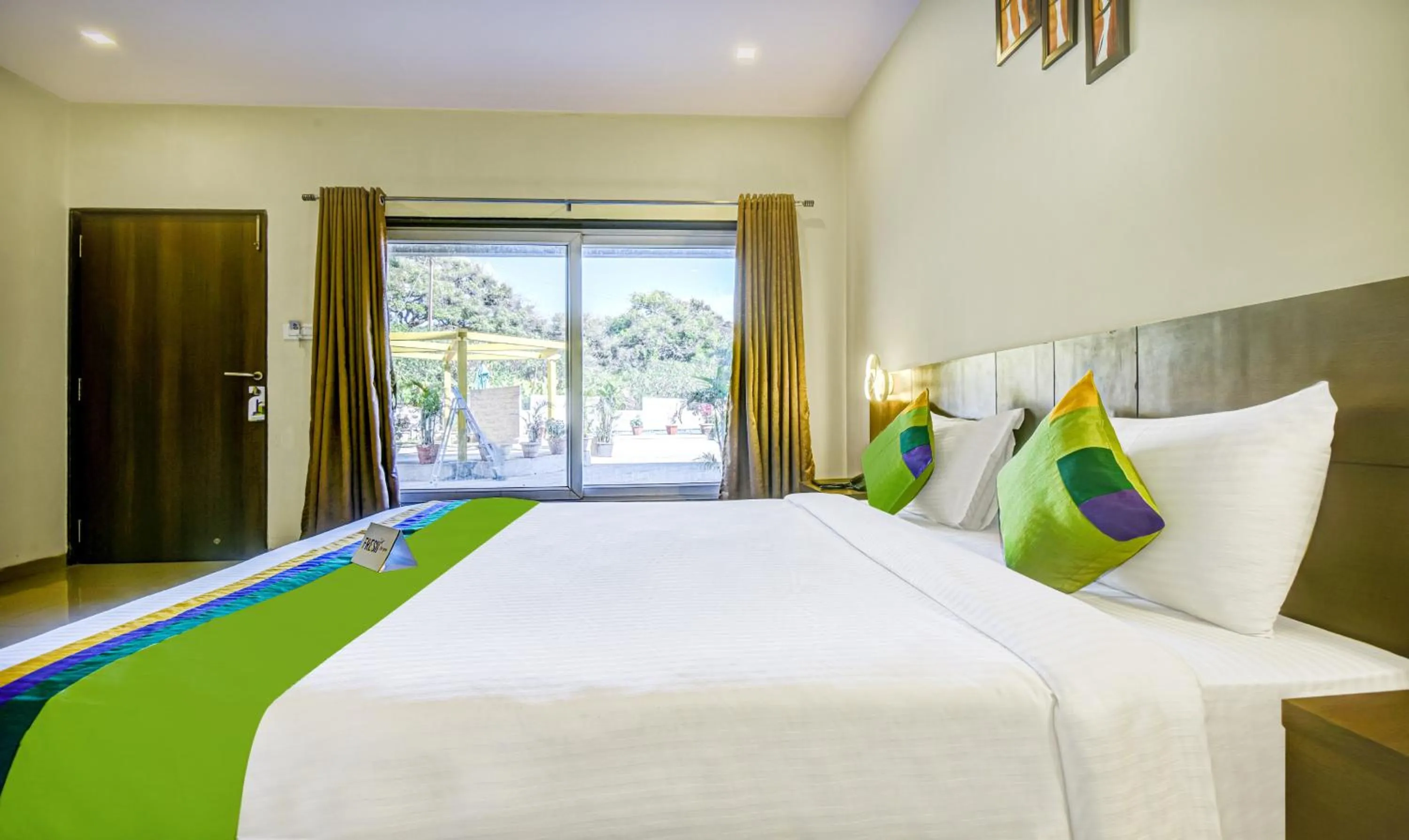 Bed in Treebo JP Cottage