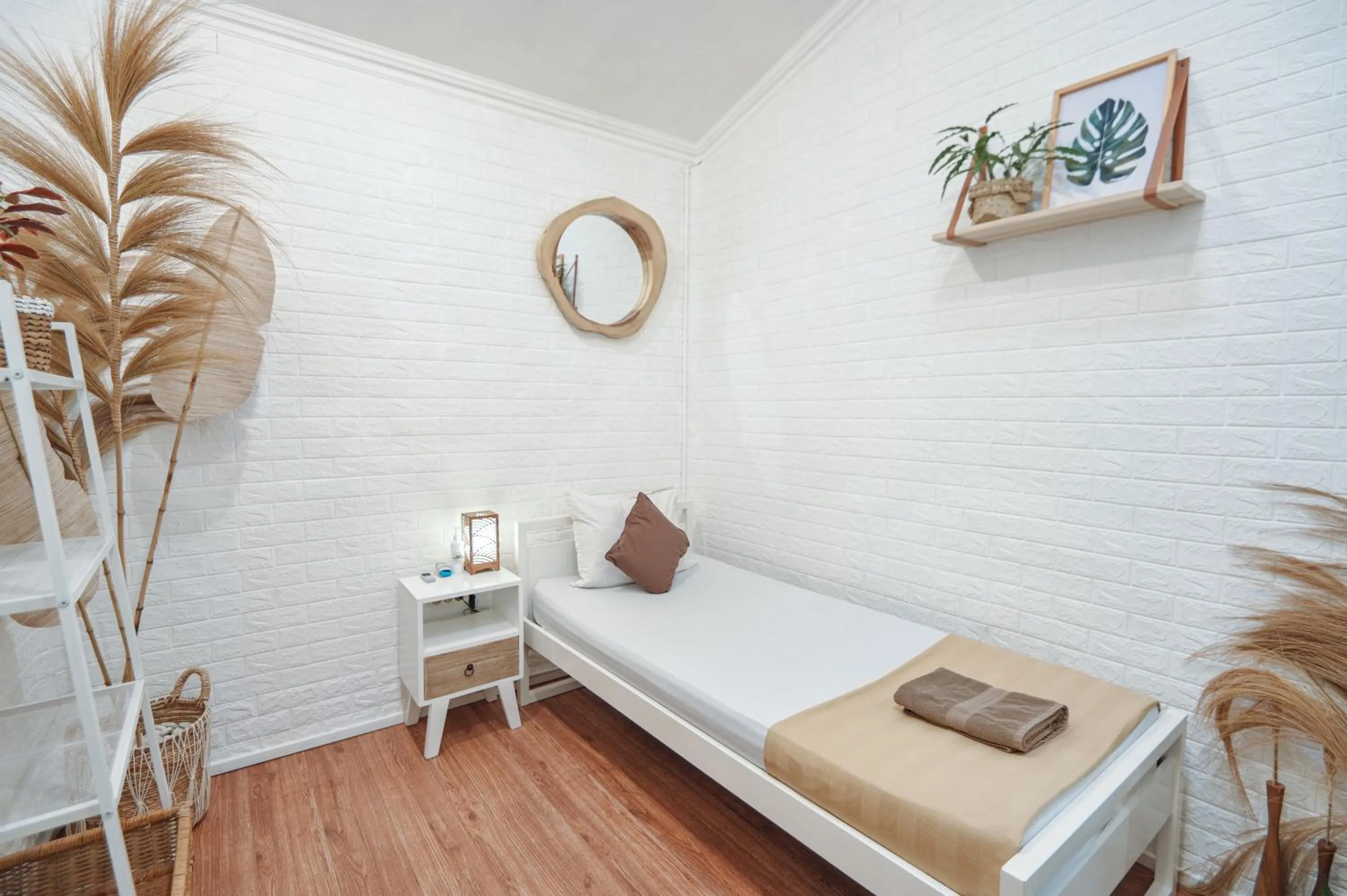 Photo of the whole room, Bed in Snooze