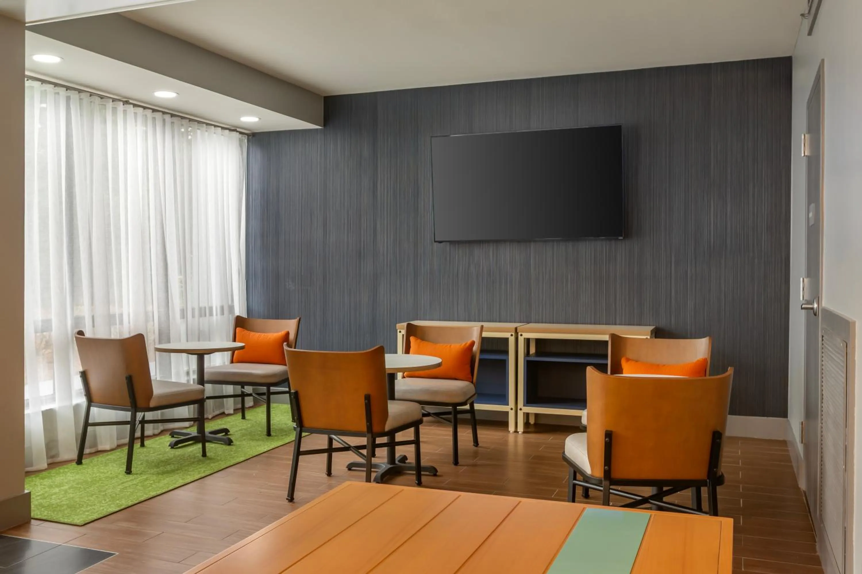 Seating area in Spark by Hilton Atlanta Airport South College Park