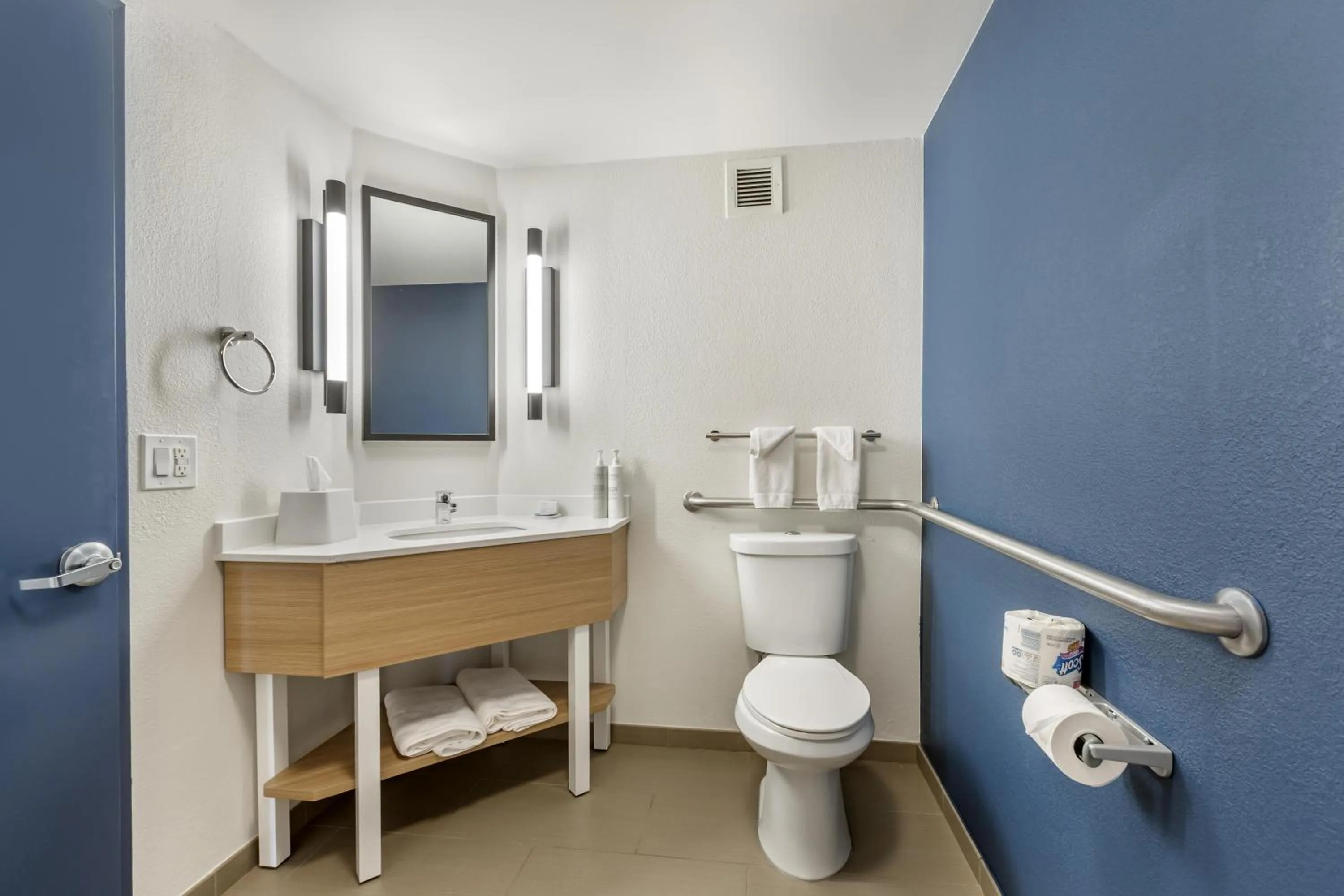 Bathroom in Spark by Hilton Atlanta Airport South College Park