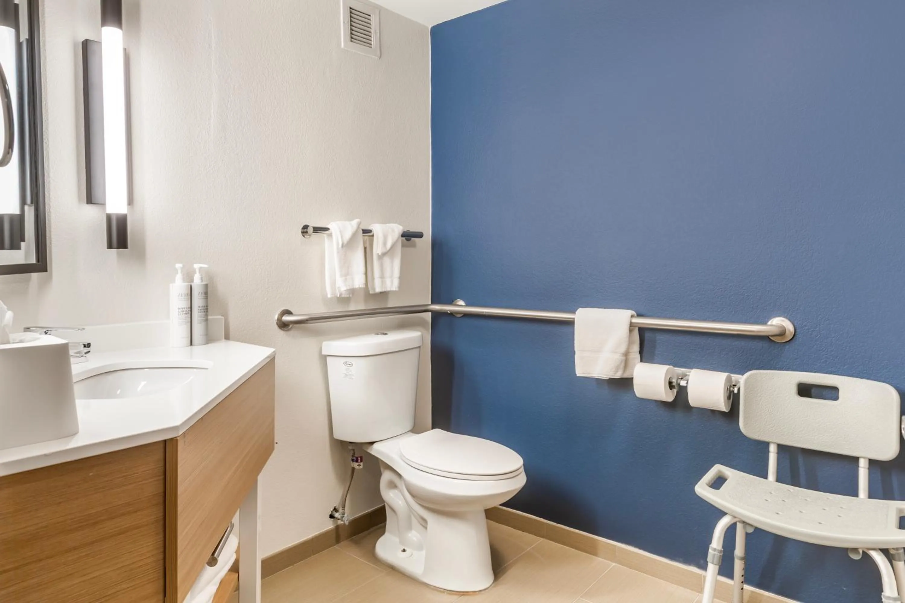 Bathroom in Spark by Hilton Atlanta Airport South College Park