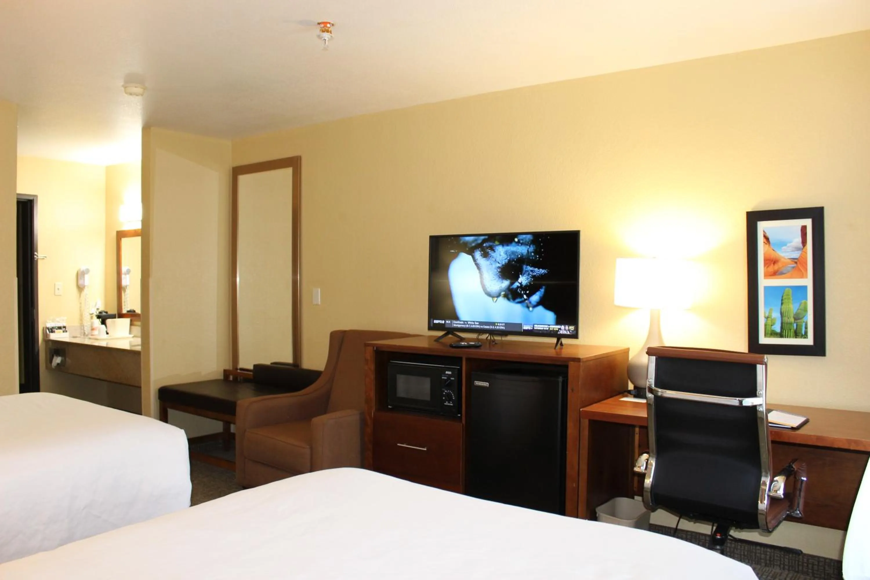 TV and multimedia, Bed in Comfort Inn Green Valley, Arizona