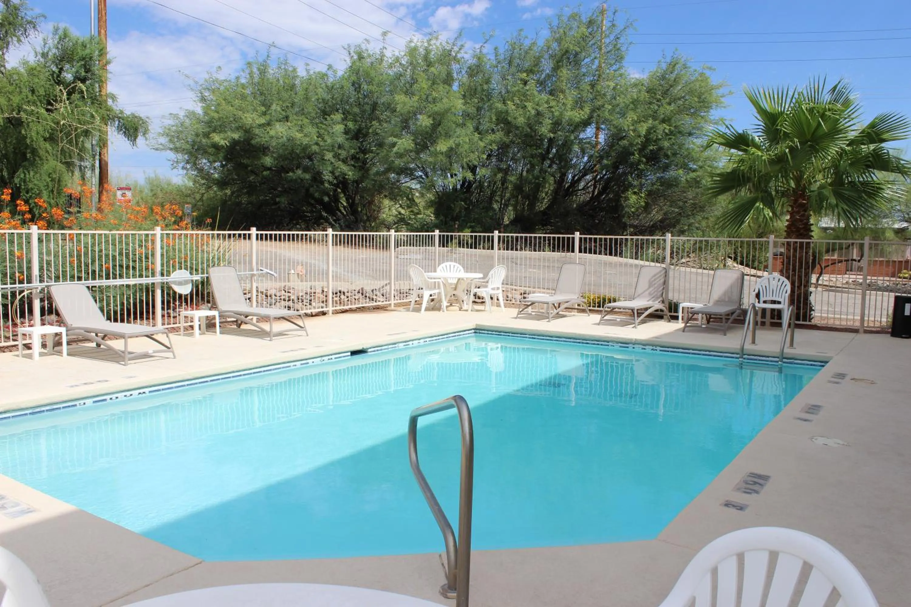 Swimming pool in Comfort Inn Green Valley, Arizona