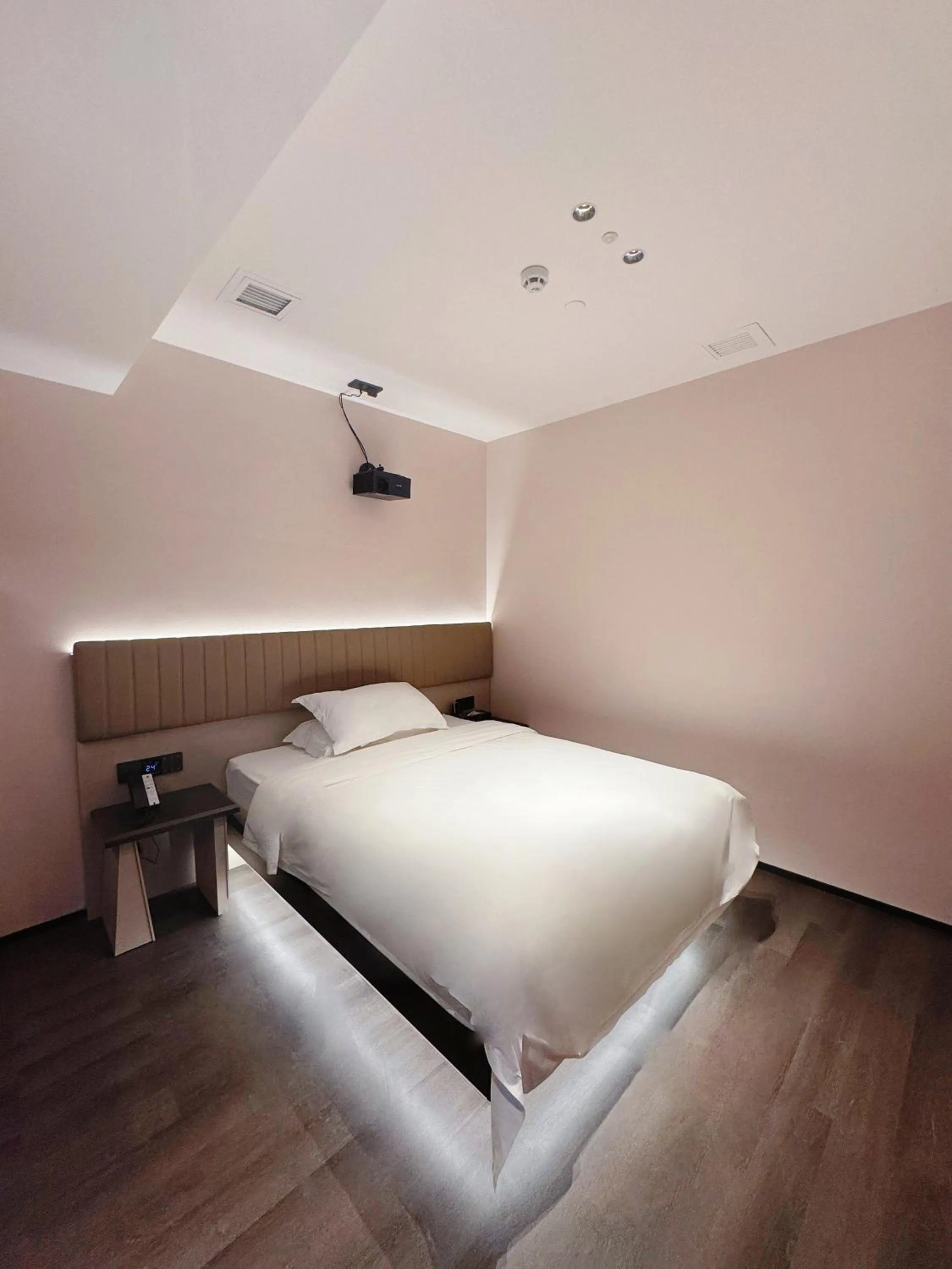 Photo of the whole room, Bed in Waito Hotel Yuexiu Park Guangzhou