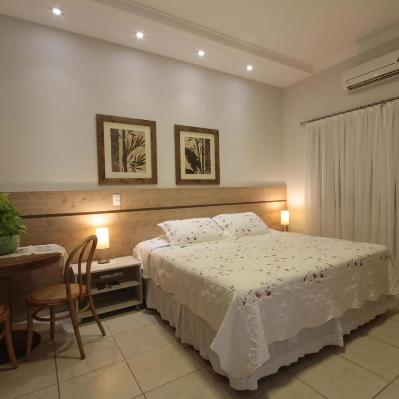 Property building, Bed in Pousada Surucuá - Bonito MS