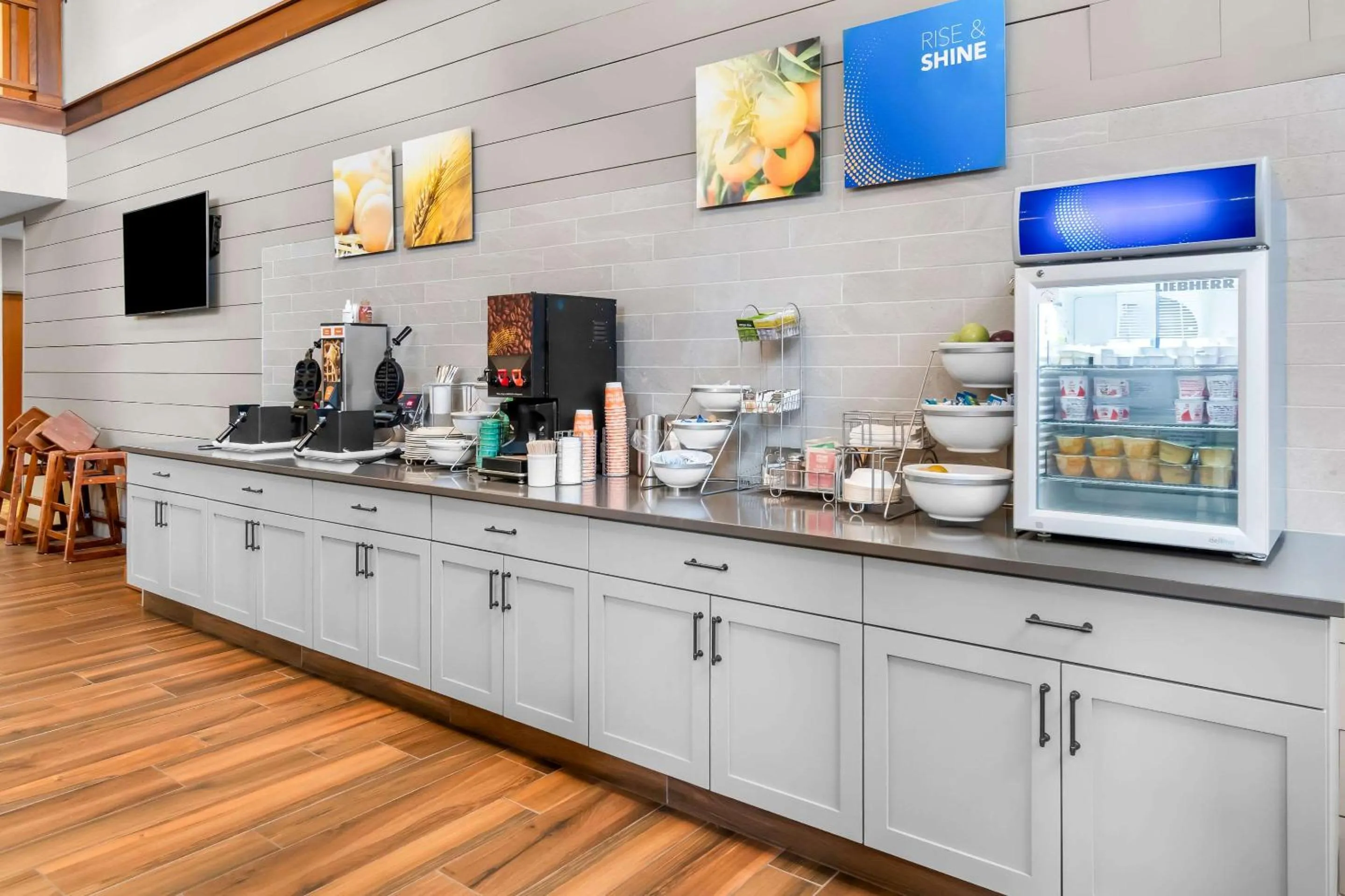 Breakfast in Comfort Inn & Suites Mountain Iron and Virginia