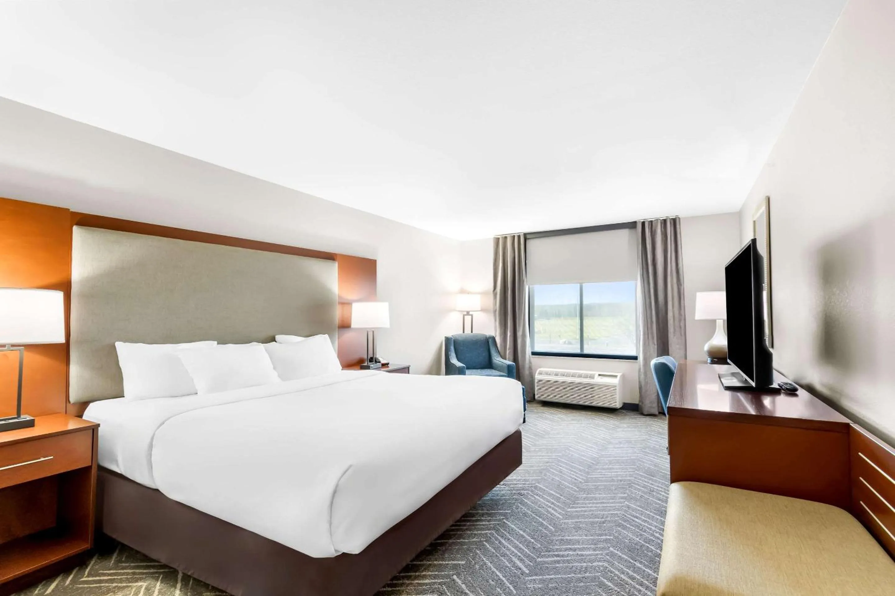 Bedroom, Bed in Comfort Inn & Suites Mountain Iron and Virginia